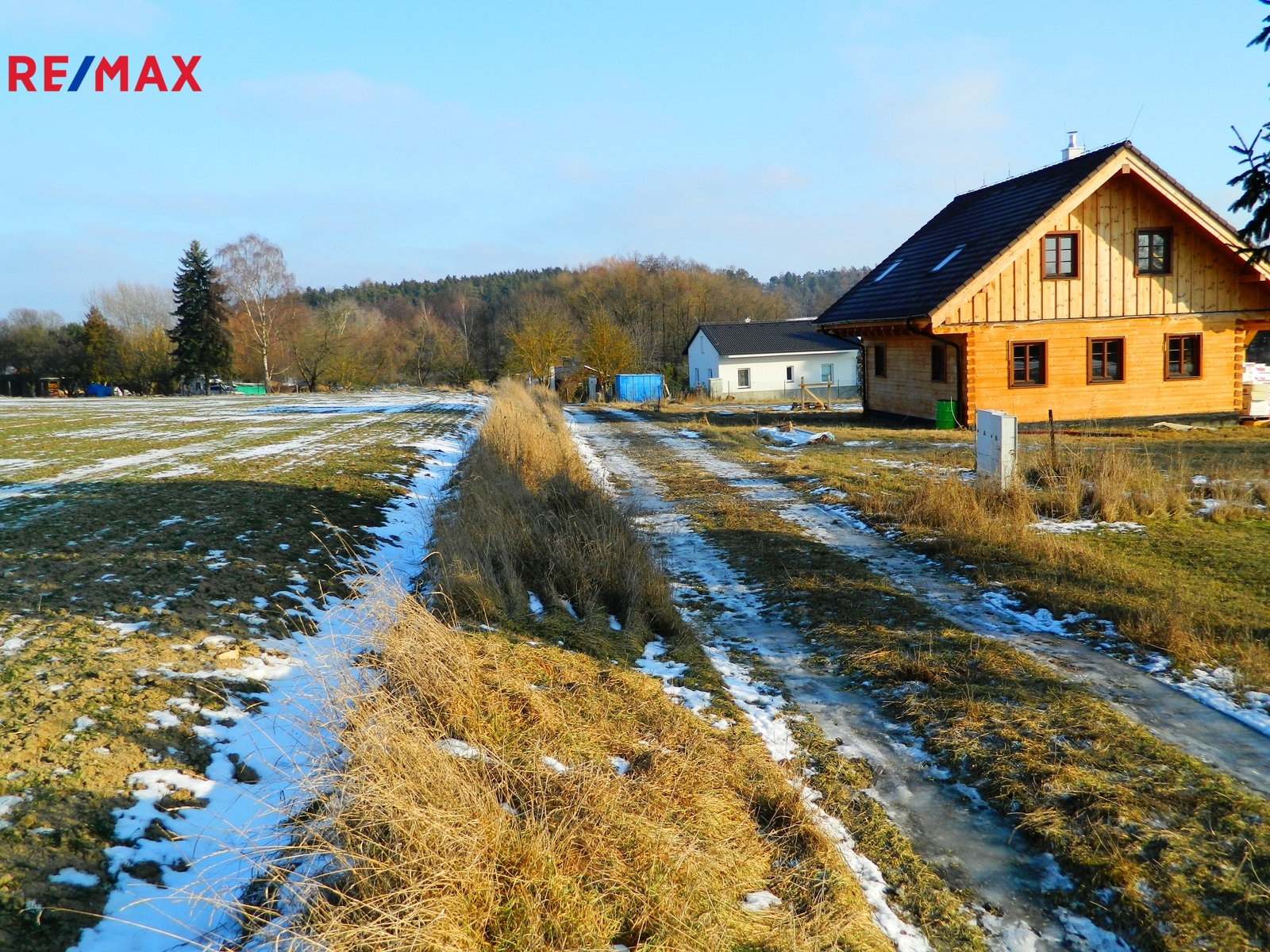 Pohled na příjezdovou komunikaci.