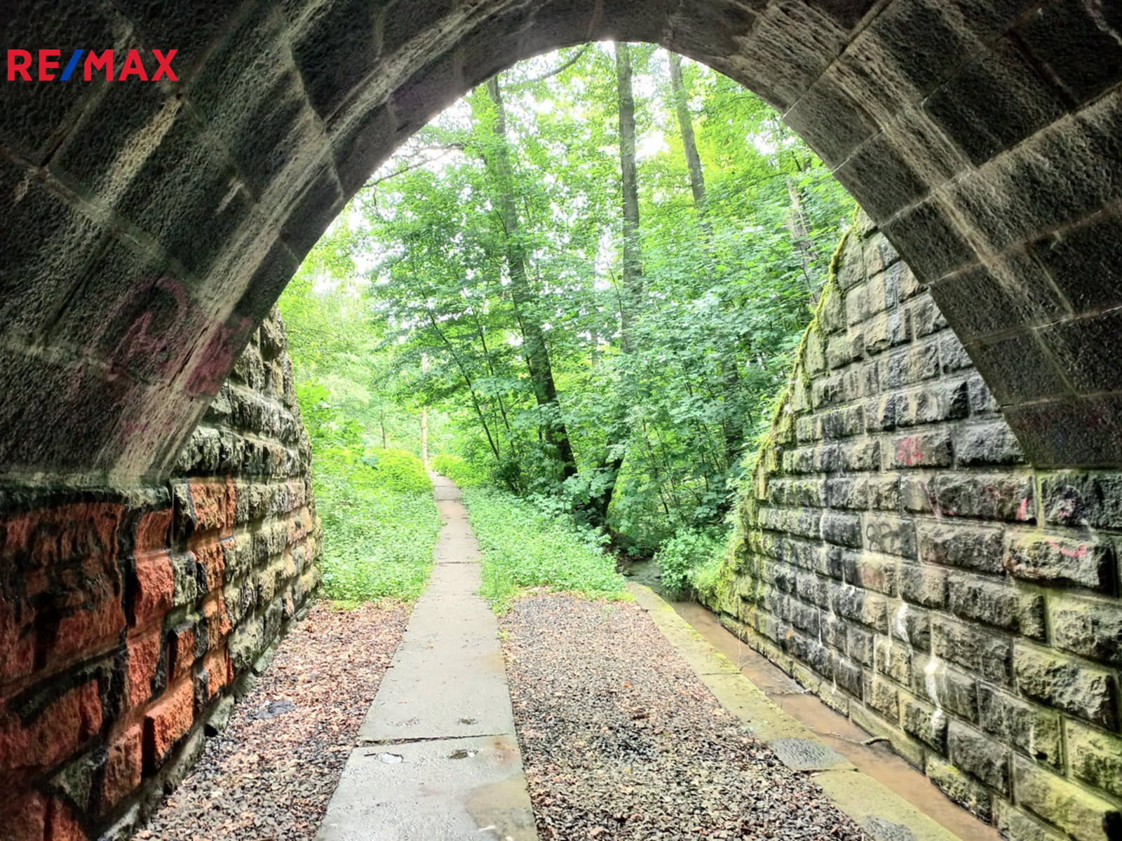 Pod viaduktem vede cyklostezka a zároveň pěšina k sídlišti Skalka.