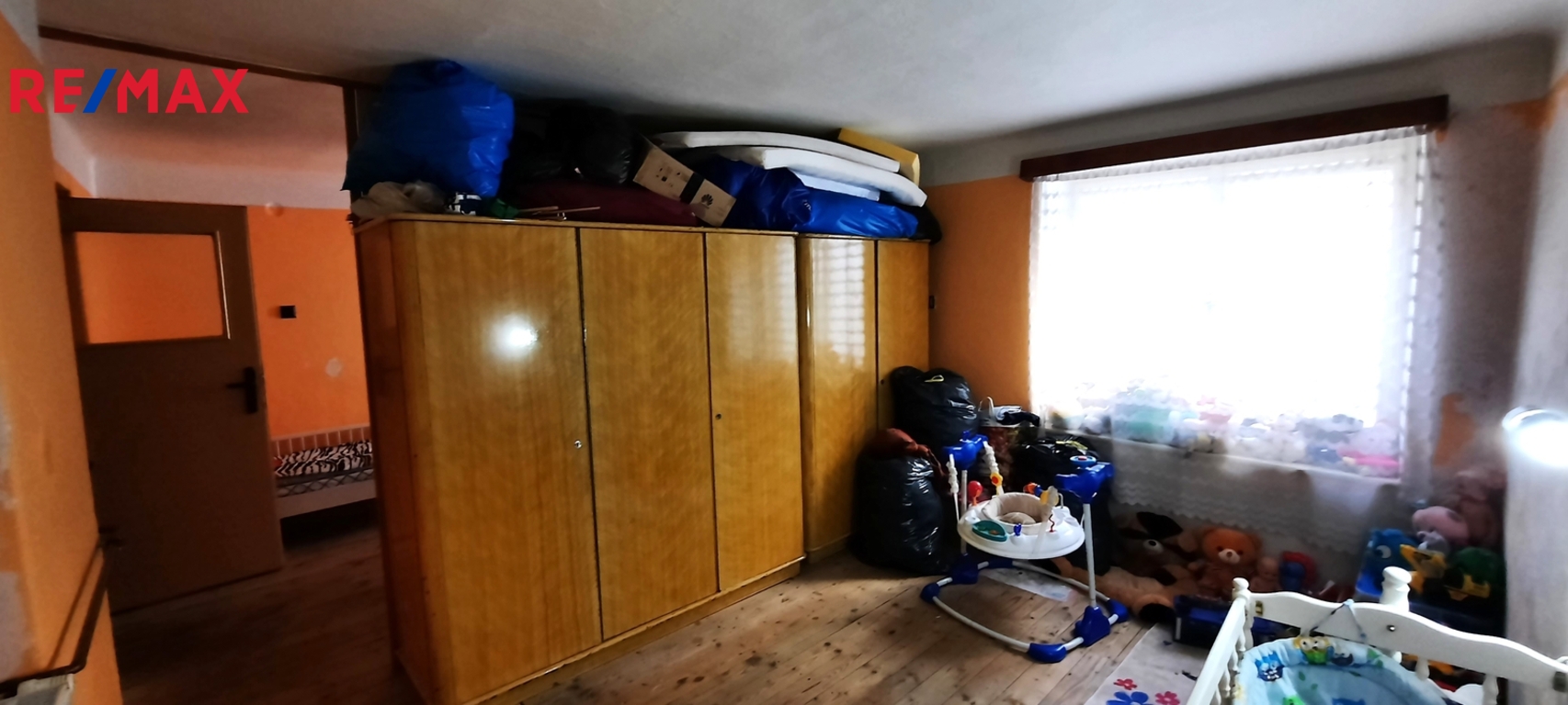 přepažená prostorná místnost vlevo od předsíně