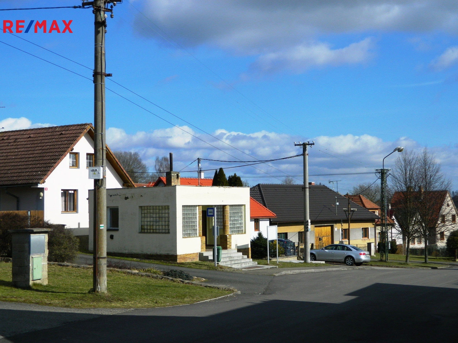 Autobusová zastávka v Ratajích.