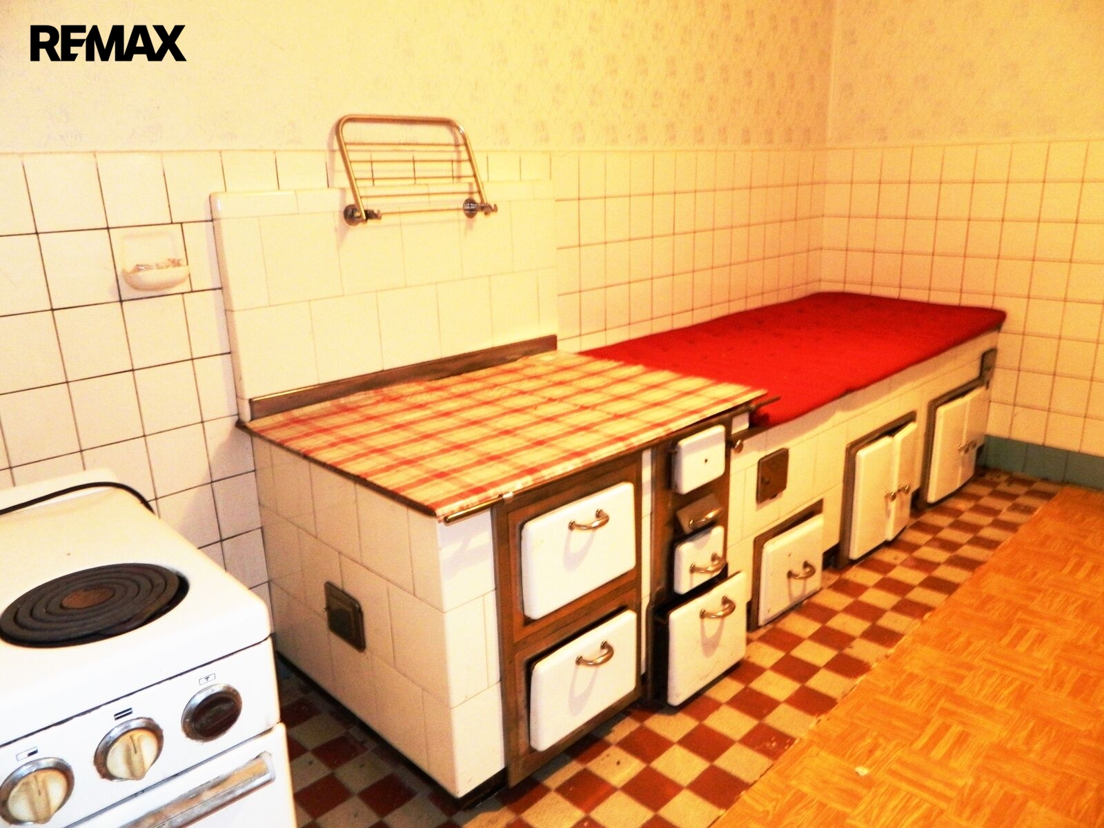 Funkční kachlová kamna.