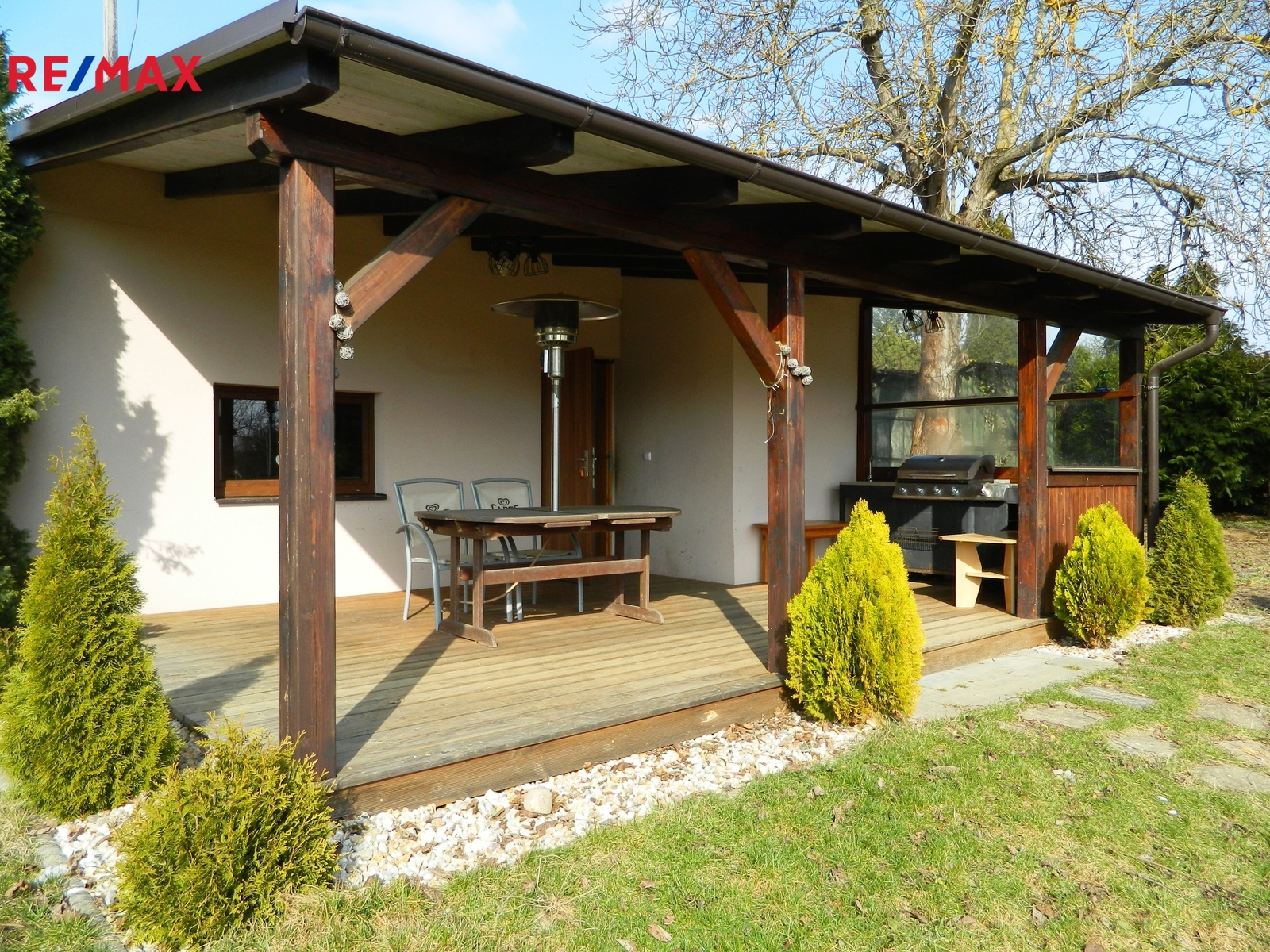 Chata je zděná, s pergolou orientovanou na jih.