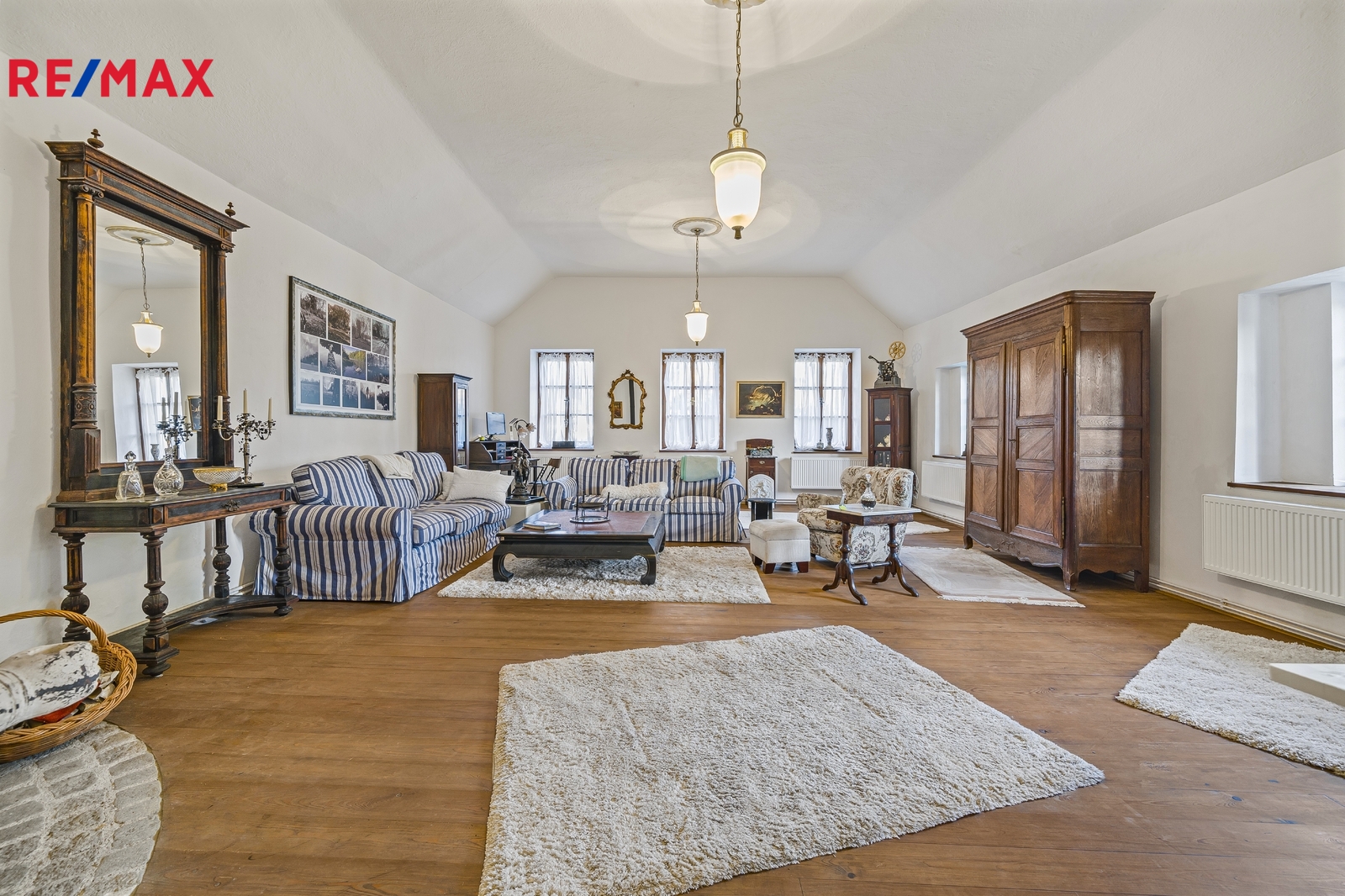 hlavní budova - obývací pokoj