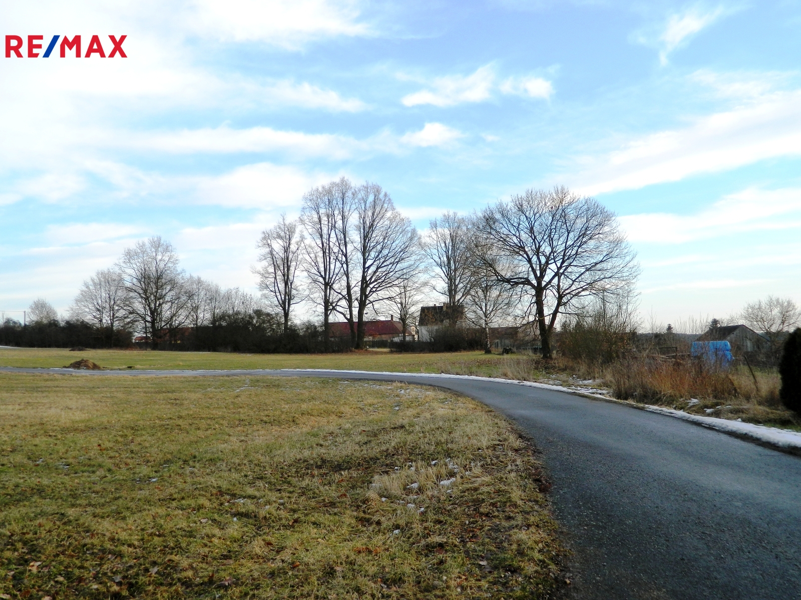 Příjezdová cesta k pozemkům.