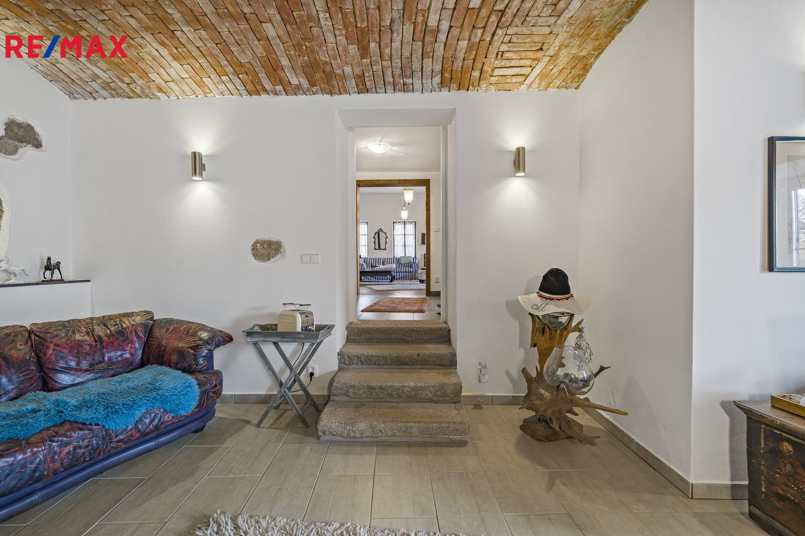 pohled z kuchyně do obývacího pokoje