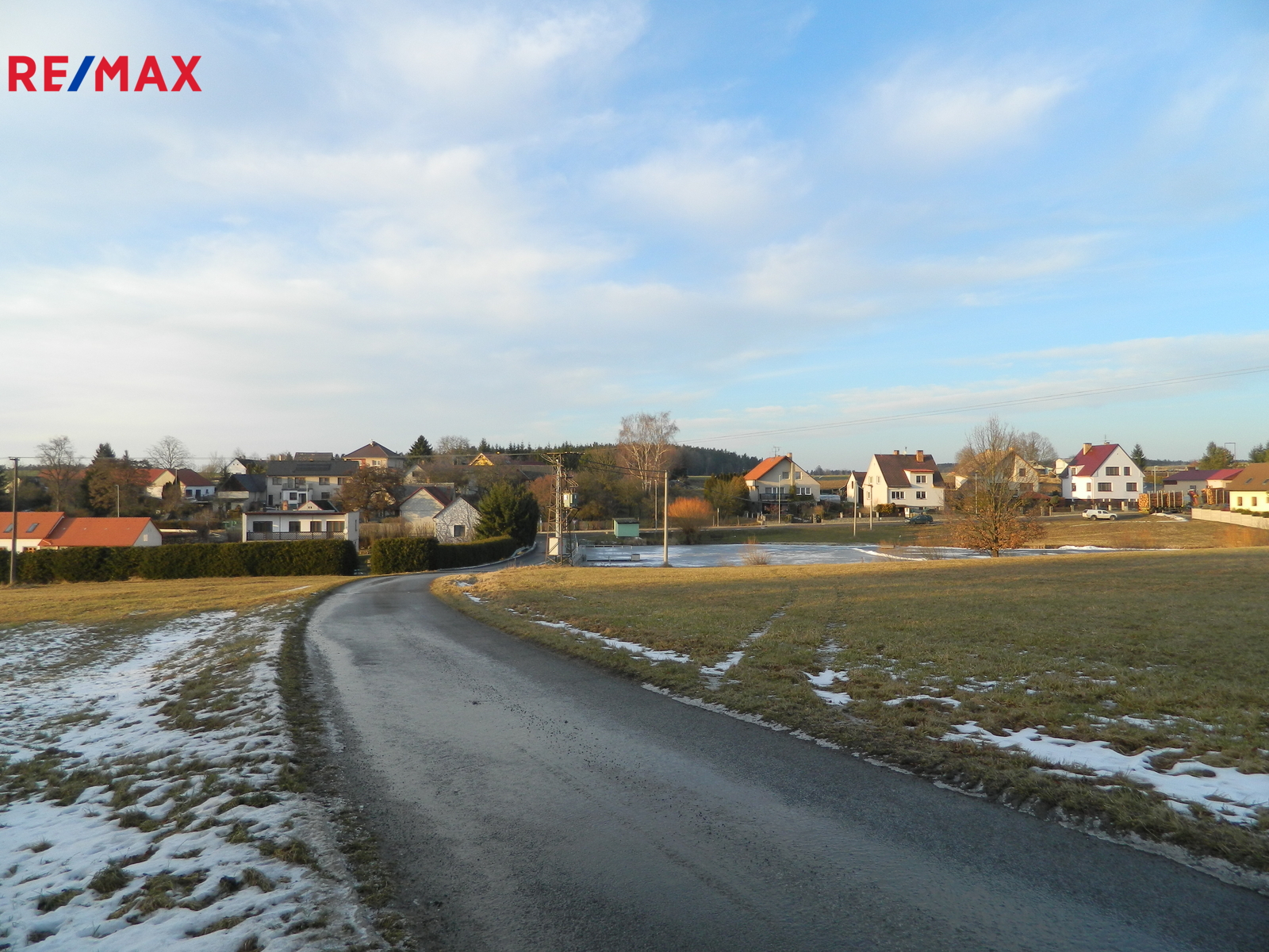 Komunikace k rybníku a hlavní komunikaci obce. Na 