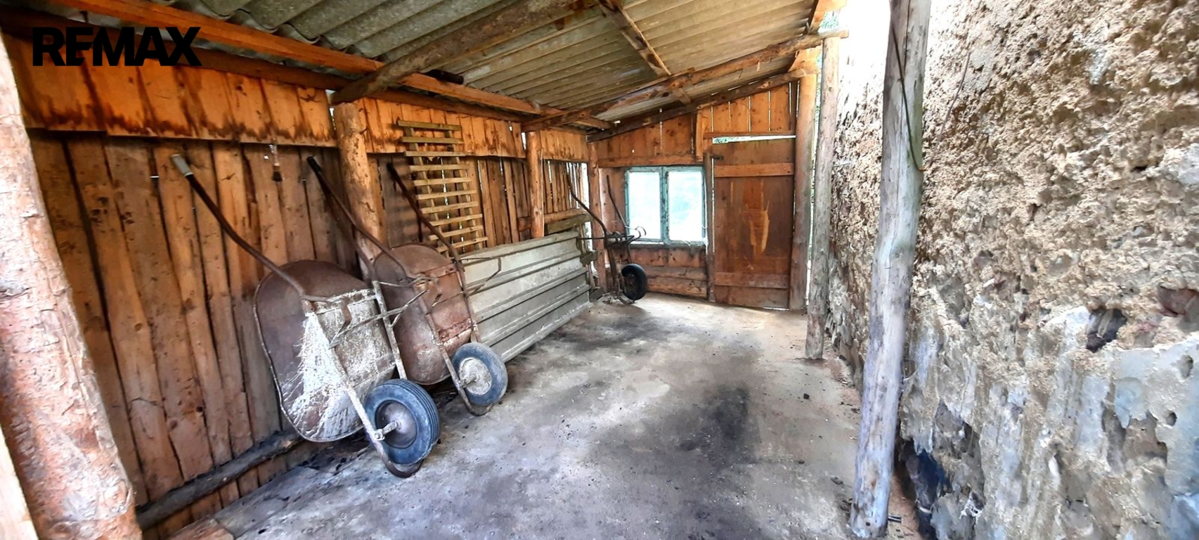 kůlna vedle stodoly