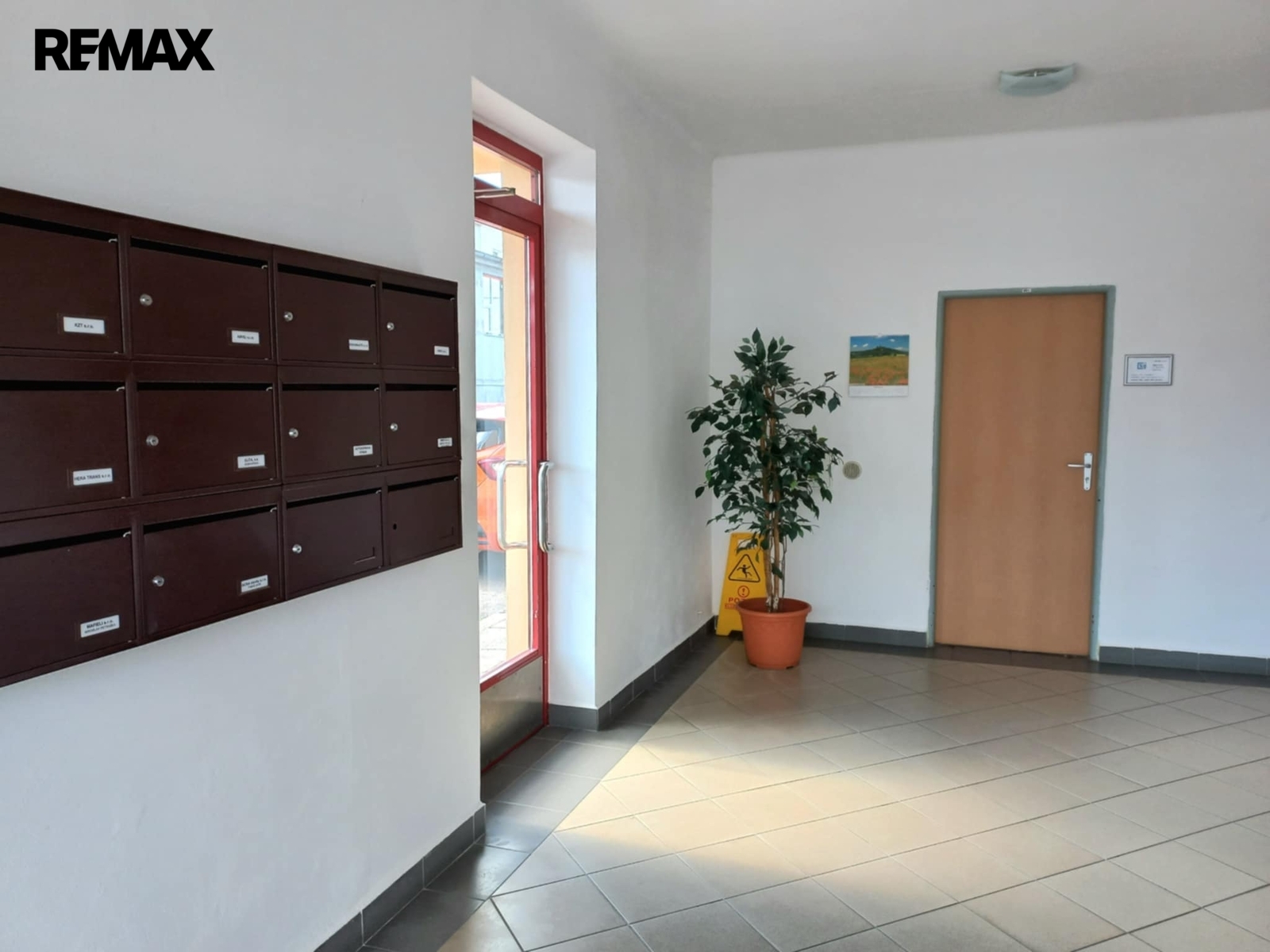 Vestibul - poštovní schránky firem.