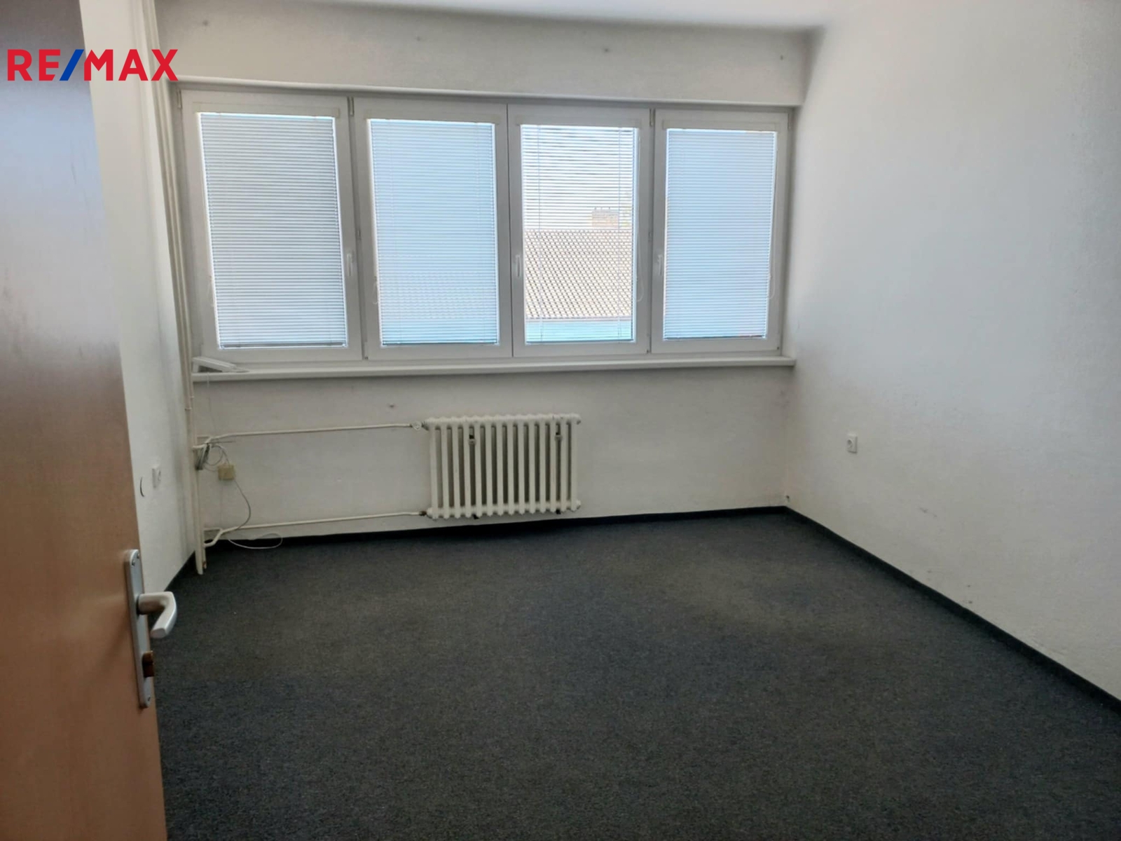 Kancelář je orientována do dvora.