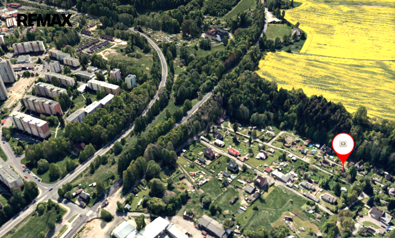 Letecký pohled na osadu, vlevo sídliště Skalka.