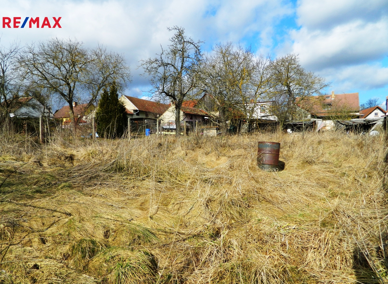 Spodní část parcely s vrtem.