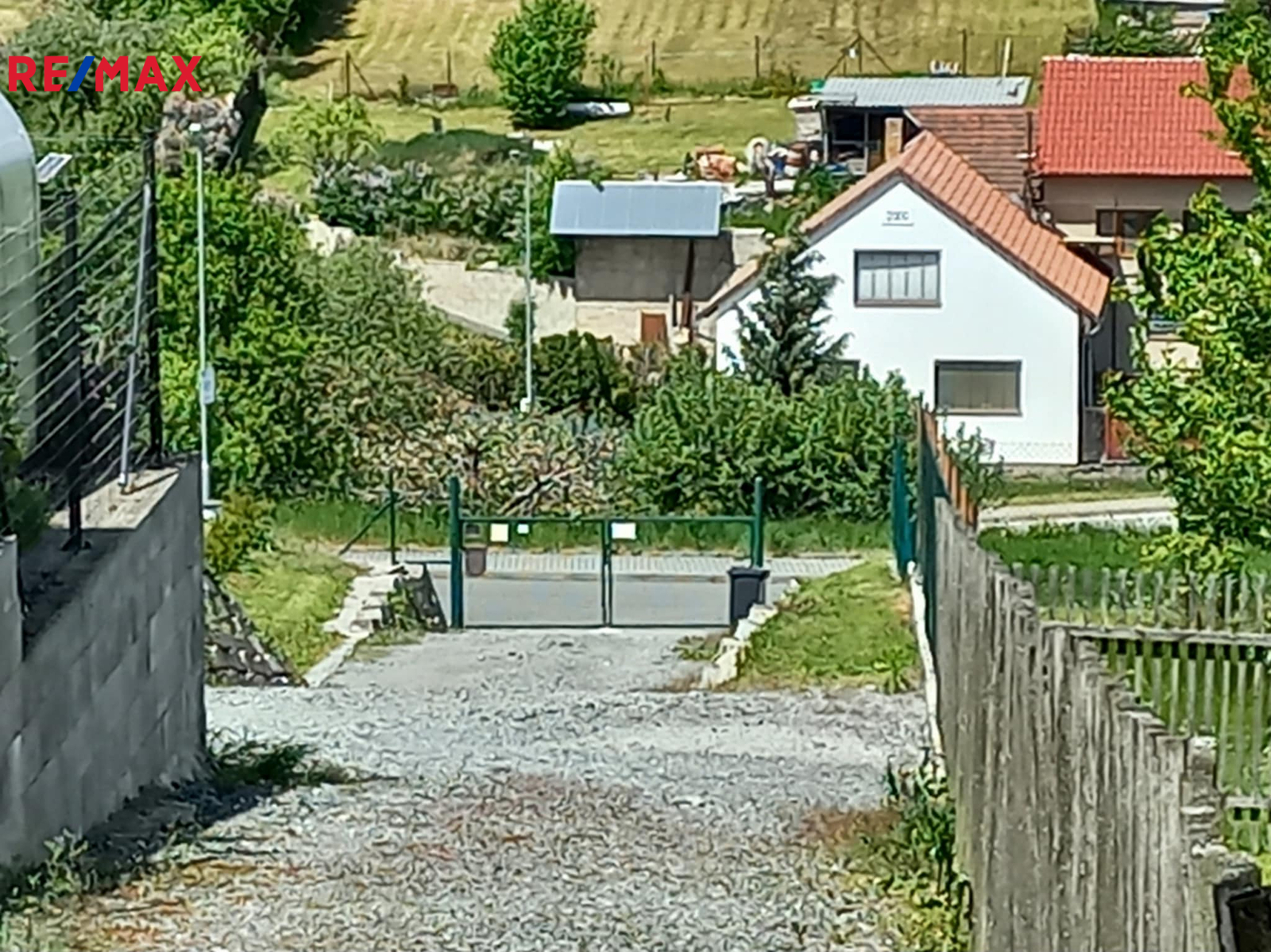 Příjezdová brána na pozemek.