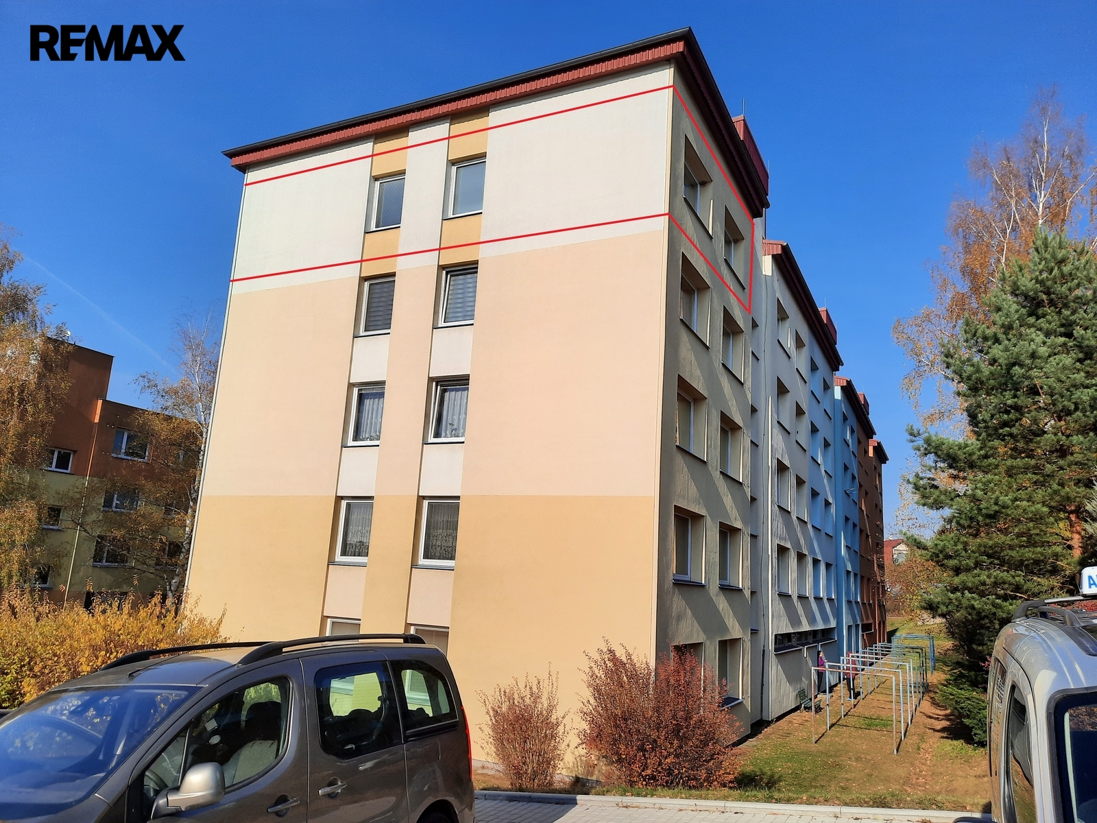 zadní pohled na dům a byt