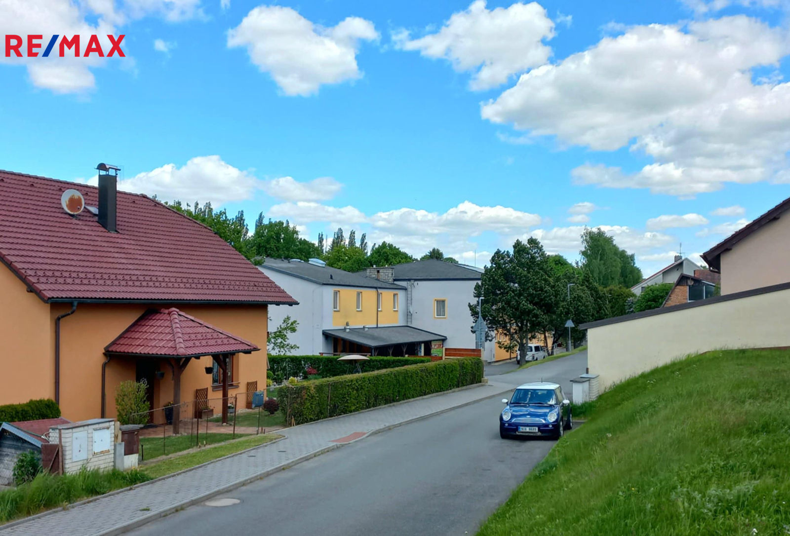 V ulici se přichází k restauraci, schází k pekárně, obchodu a autobusové zastávce.