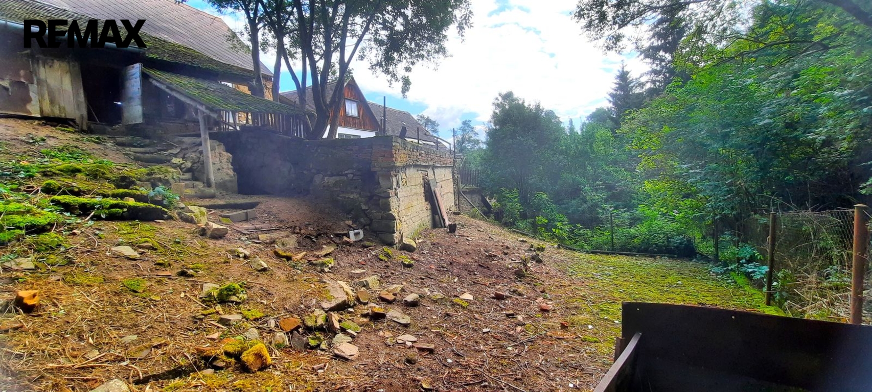 zahrada za domem s vnějším sklepem