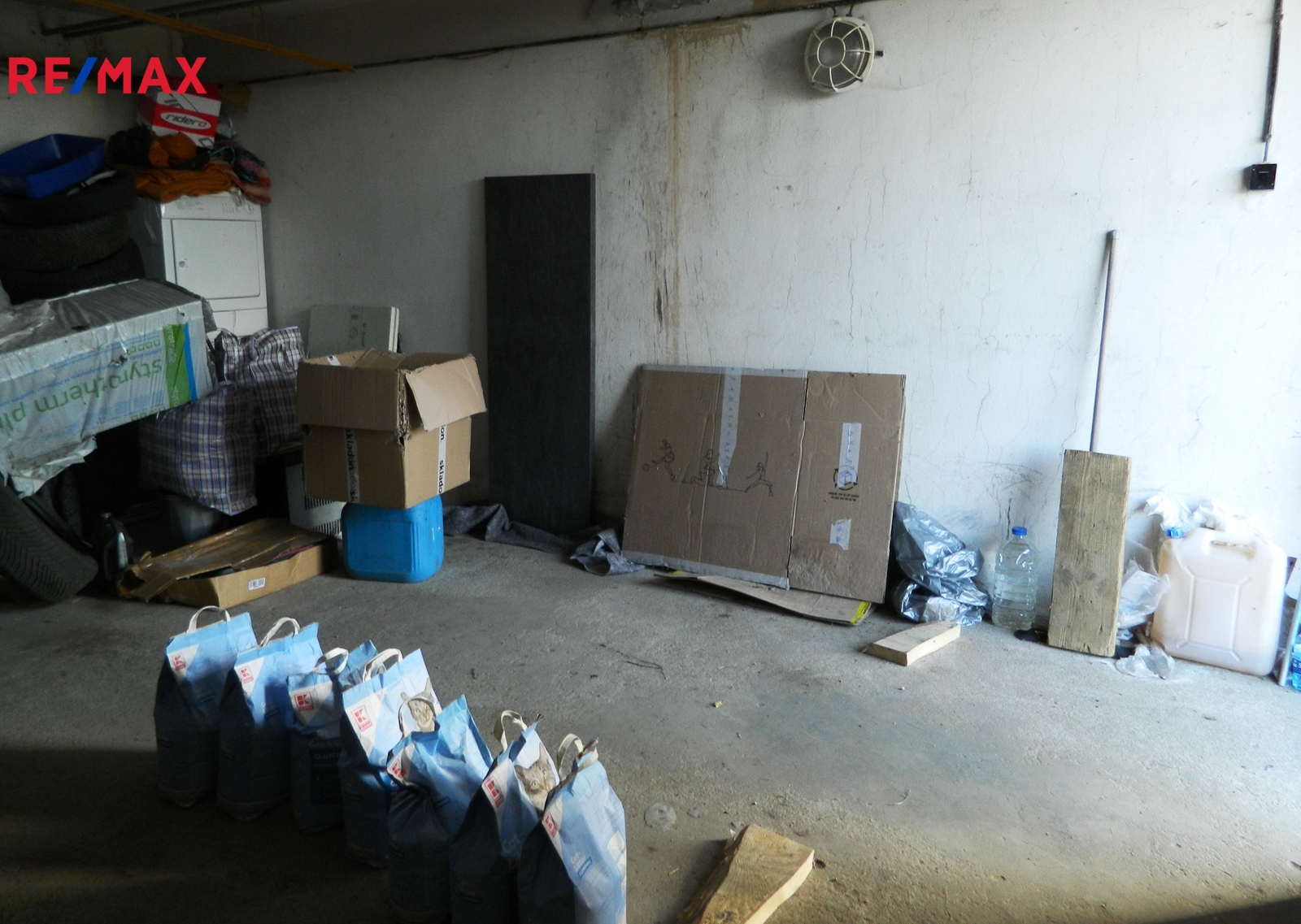 Garáž je vytápěna rozvodem topení.