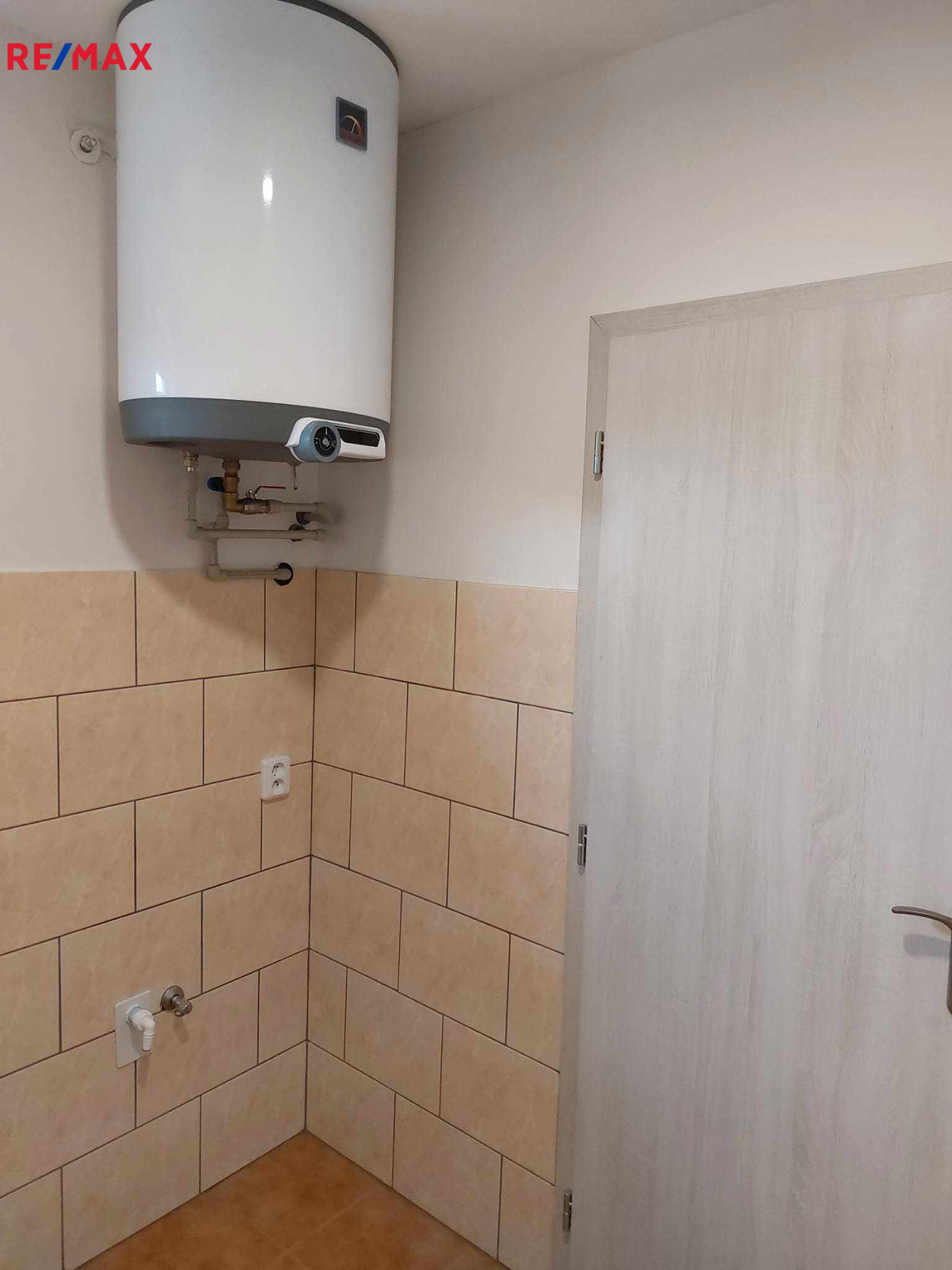 Ohřev vody elektrickým bojlerem.