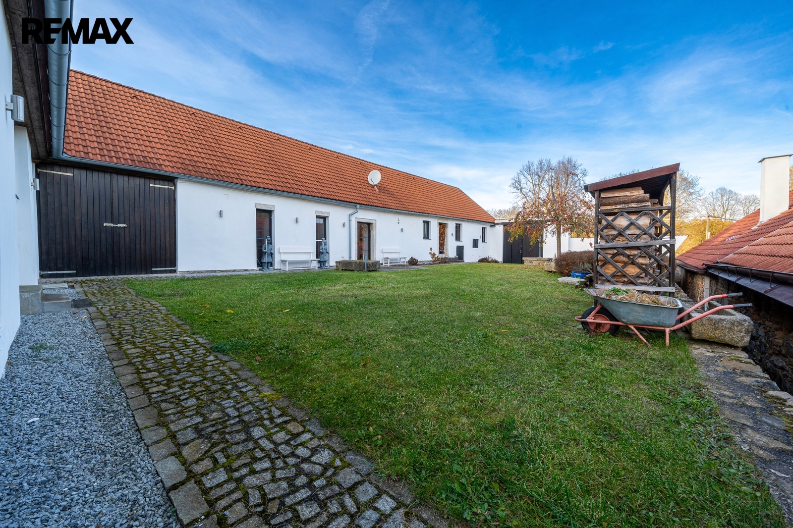 uzavřený dvůr - vstup do hlavní části domu