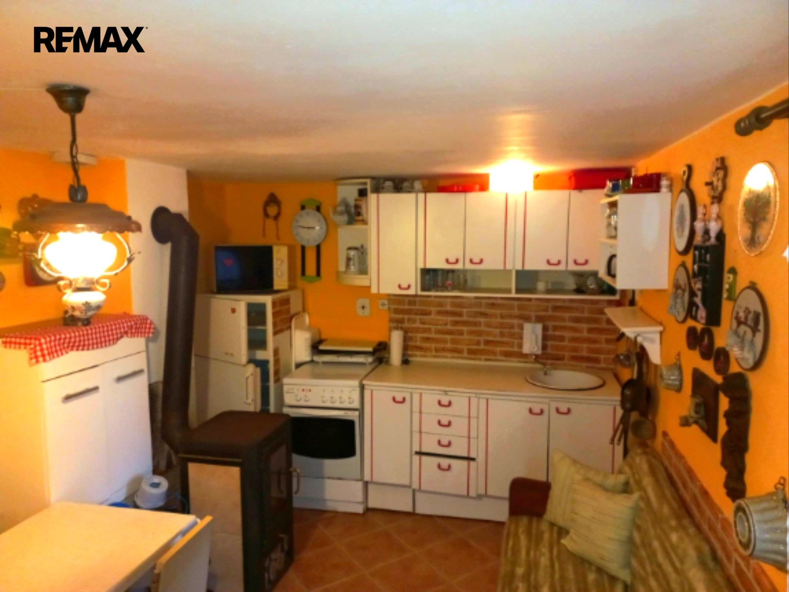 Kuchyňka s krbovými kamny a s teplou vodou.