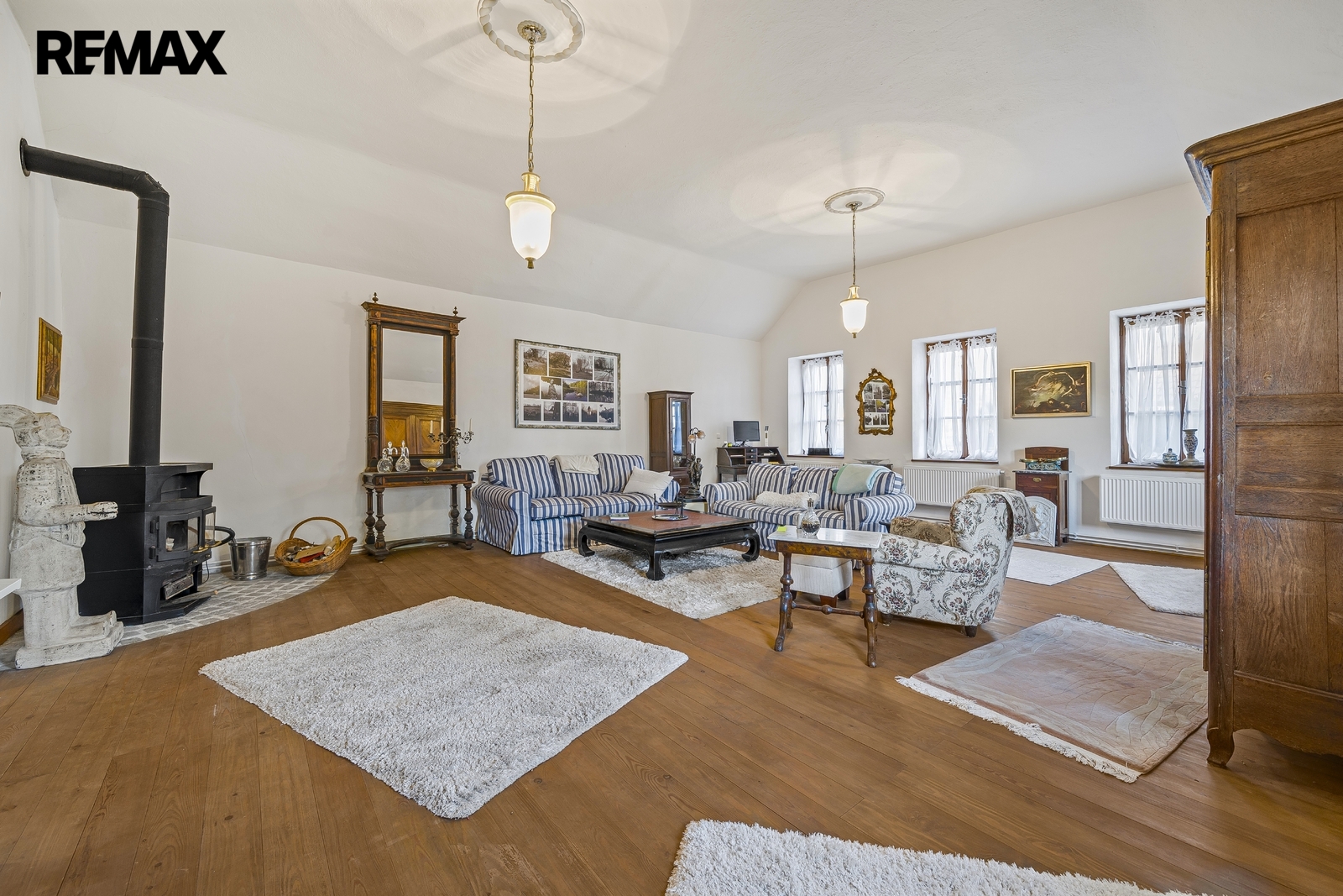 hlavní budova - obývací pokoj