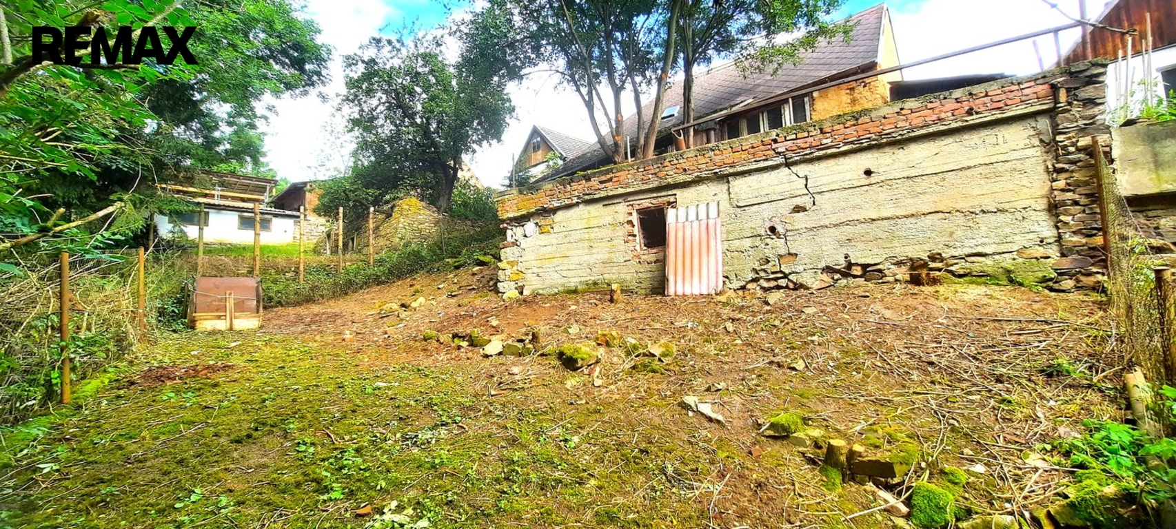 zahrada za domem s vnějším sklepem