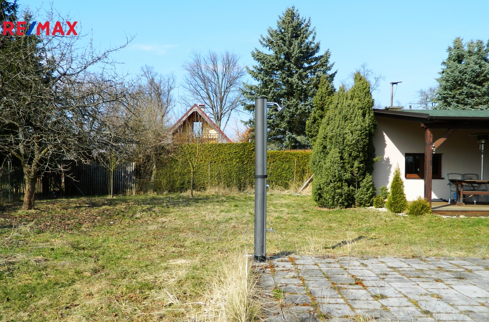 Na zahradě je letní sprcha.