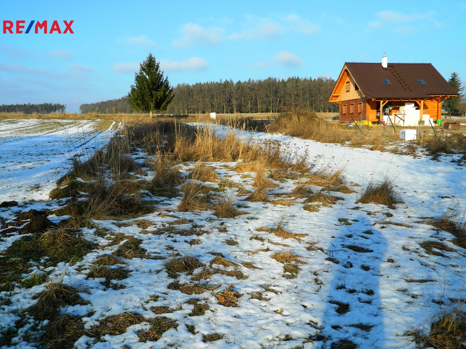 Celkový pohled na rovinatý pozemek.