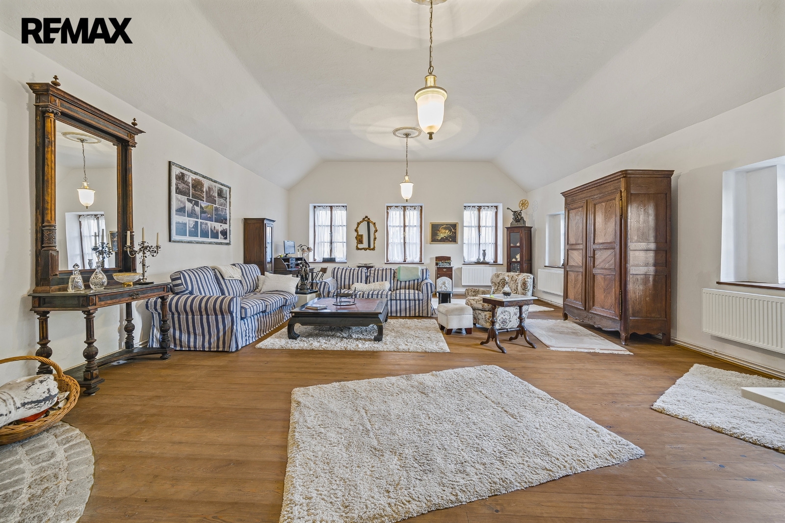 hlavní budova - obývací pokoj