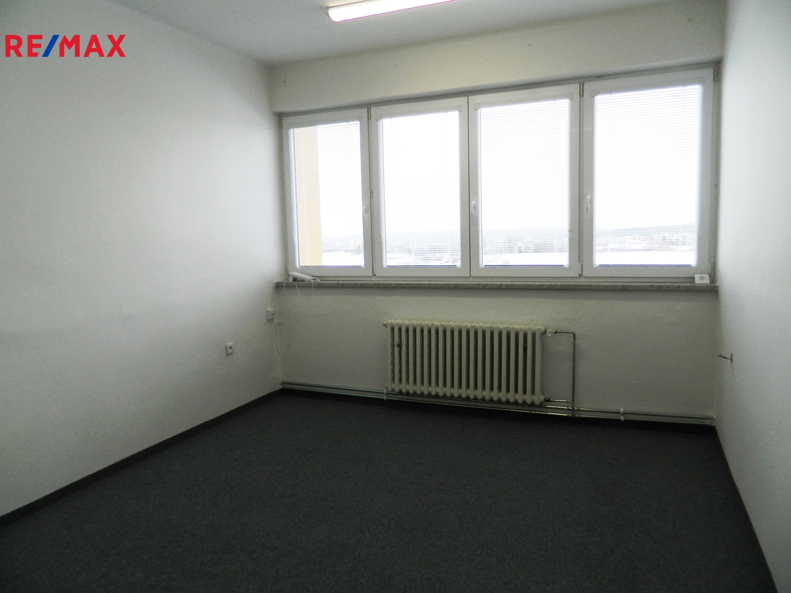 Kancelář je nově vymalována.