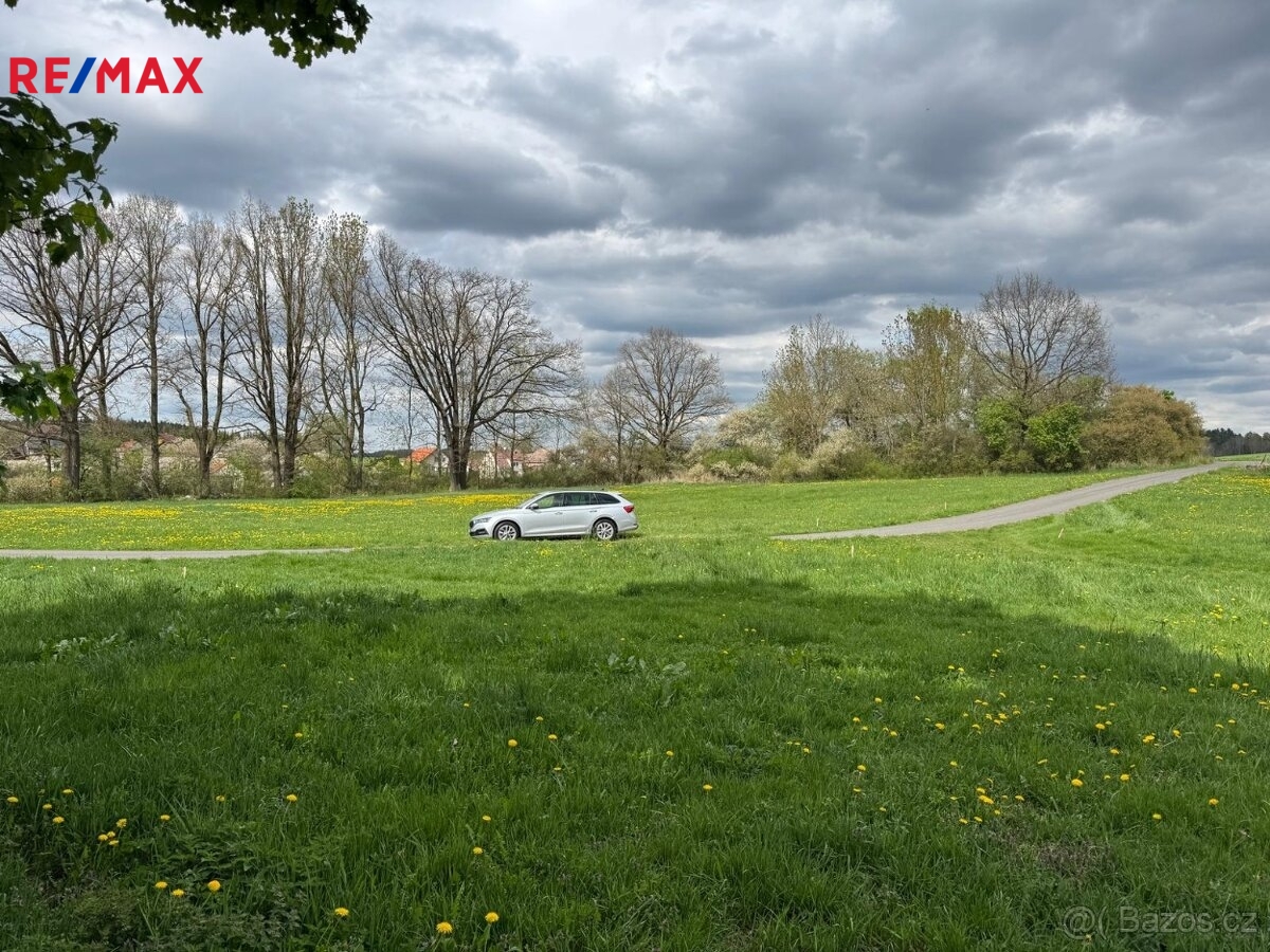 Pozemek je rovinatý.