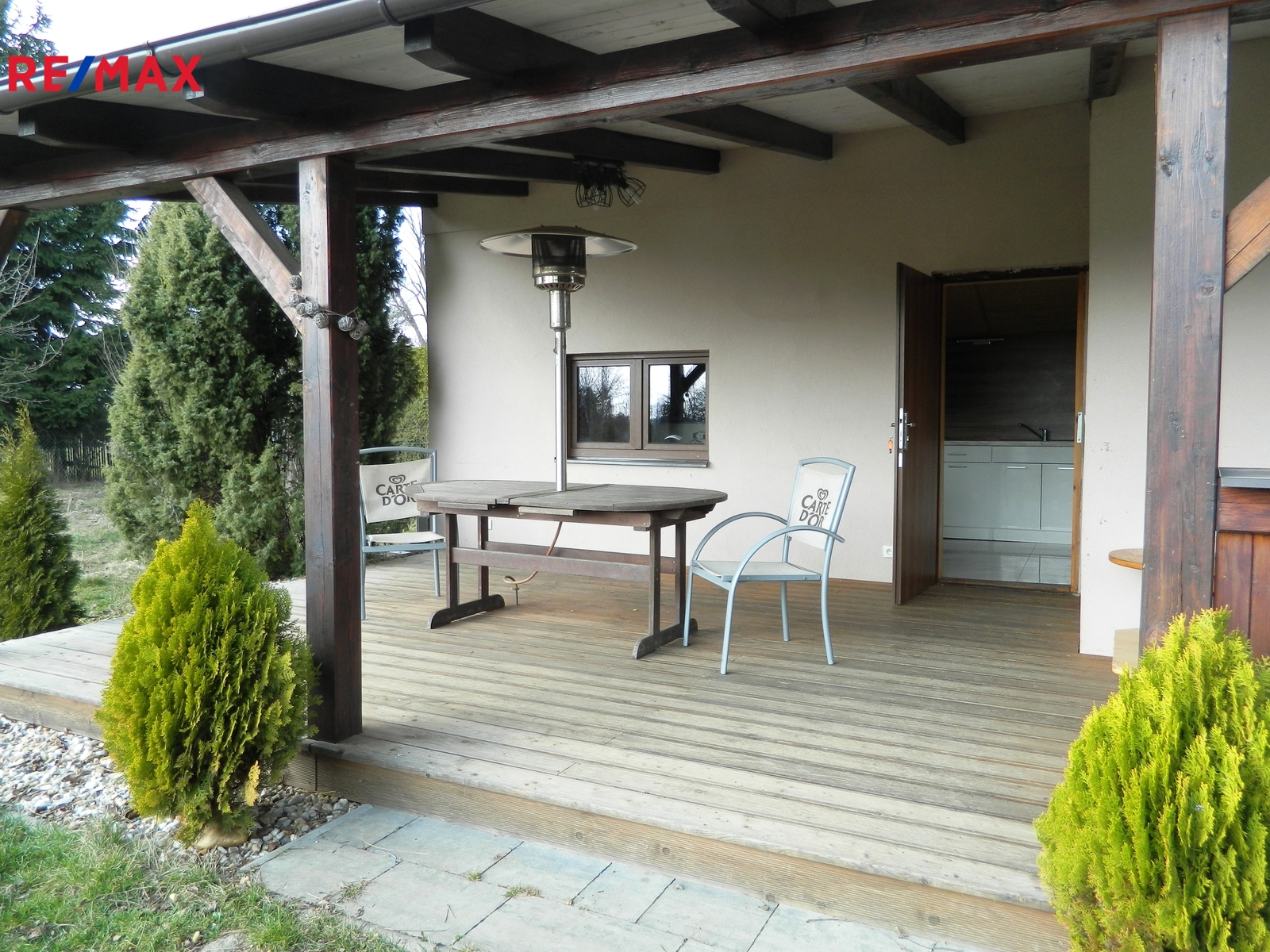 Průhled do kuchyňky.