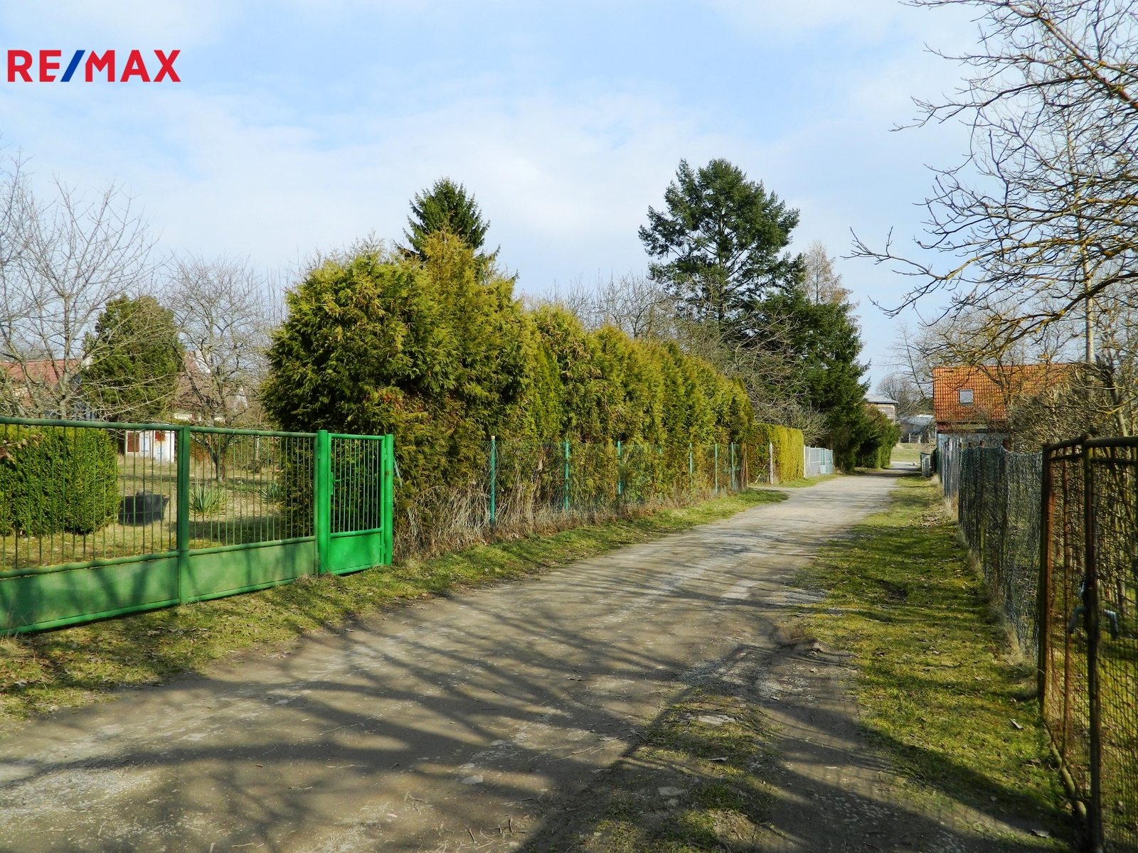 Přísjezdová cesta k boční ulici.