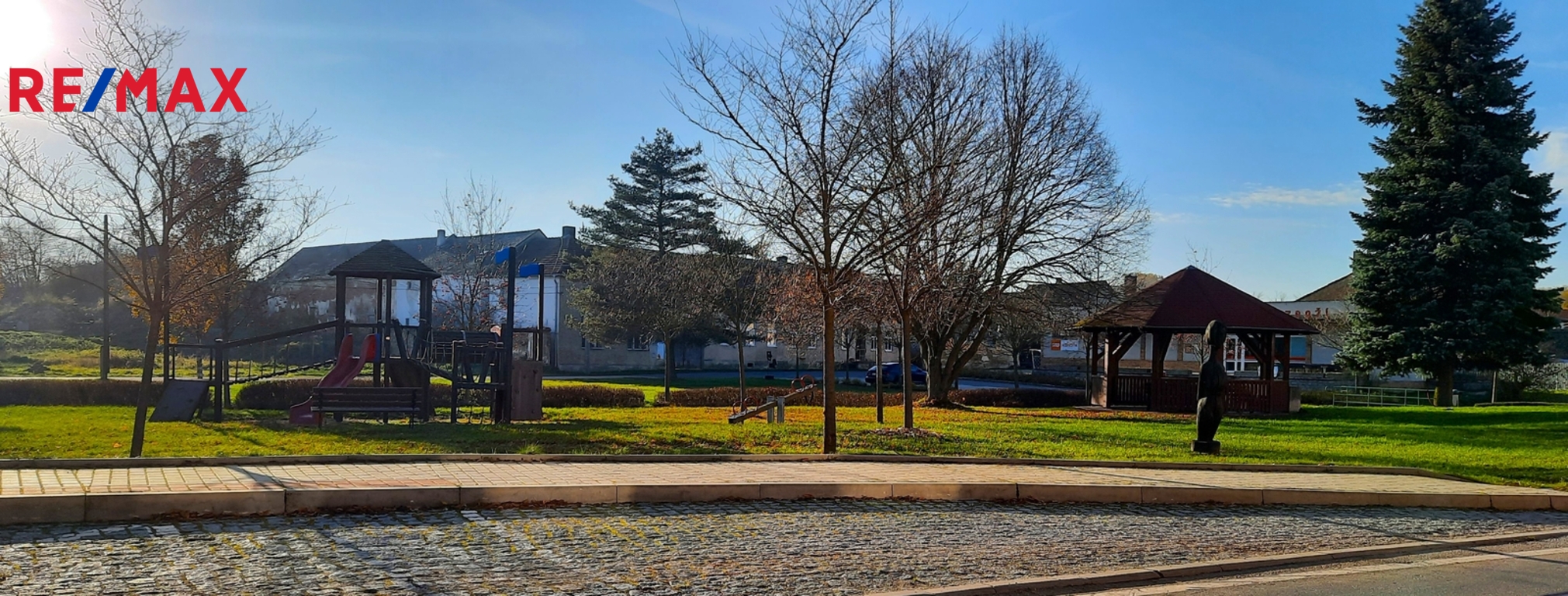 střed obce s dětským hřištěm