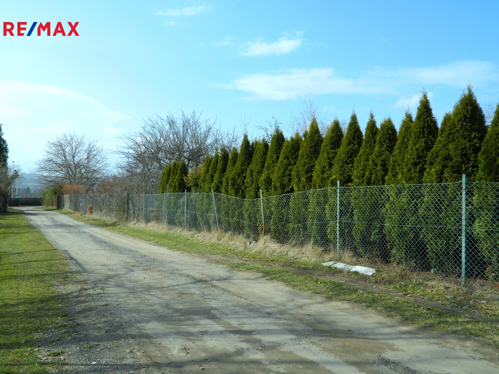 Příjezdová cesta k hlavní silnici.