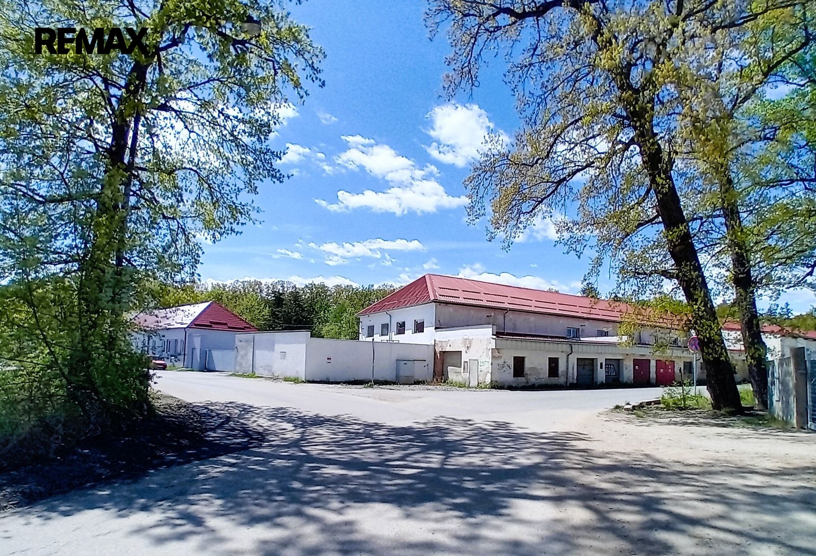 Pohled na areál od střední školy.