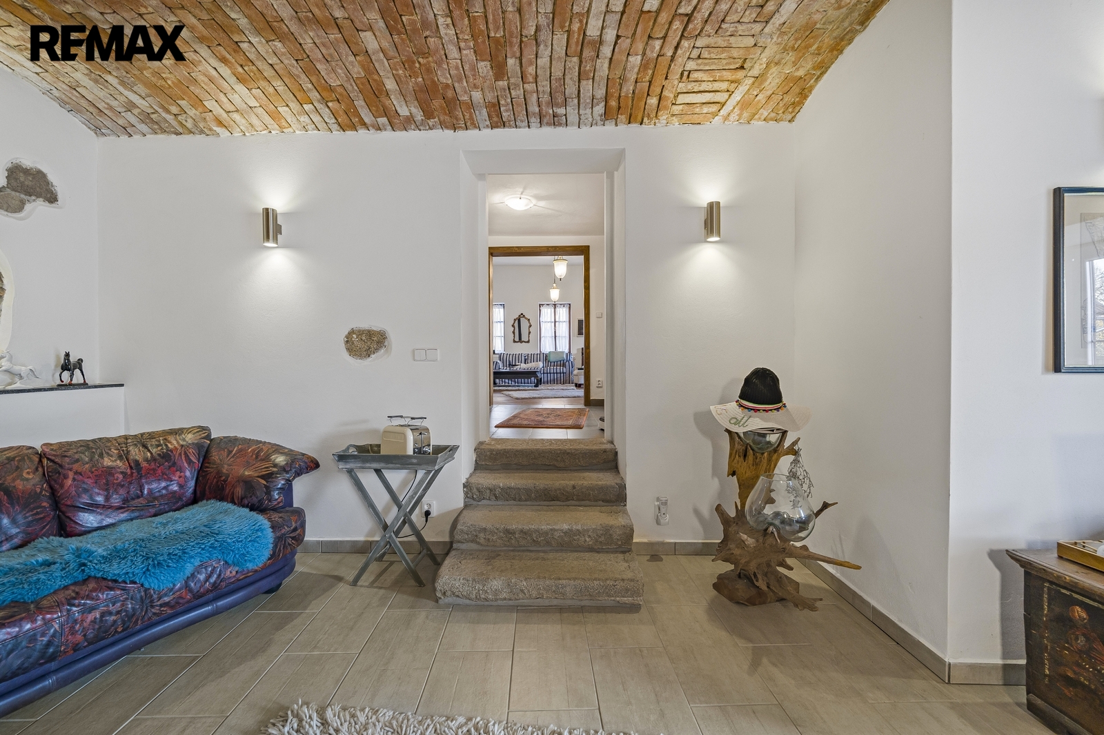 pohled z kuchyně do obývacího pokoje