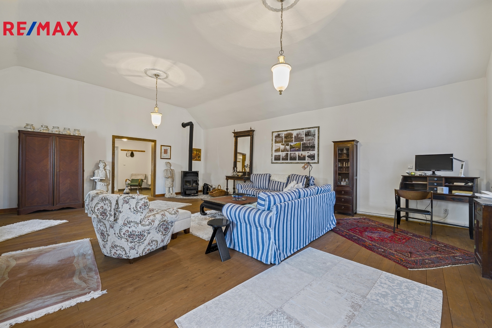 hlavní budova - obývací pokoj