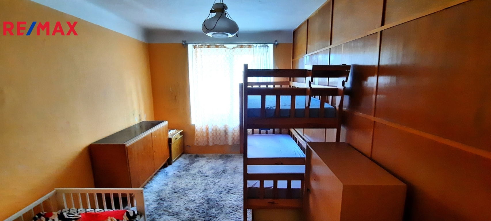 přepažená prostorná místnost vlevo od předsíně