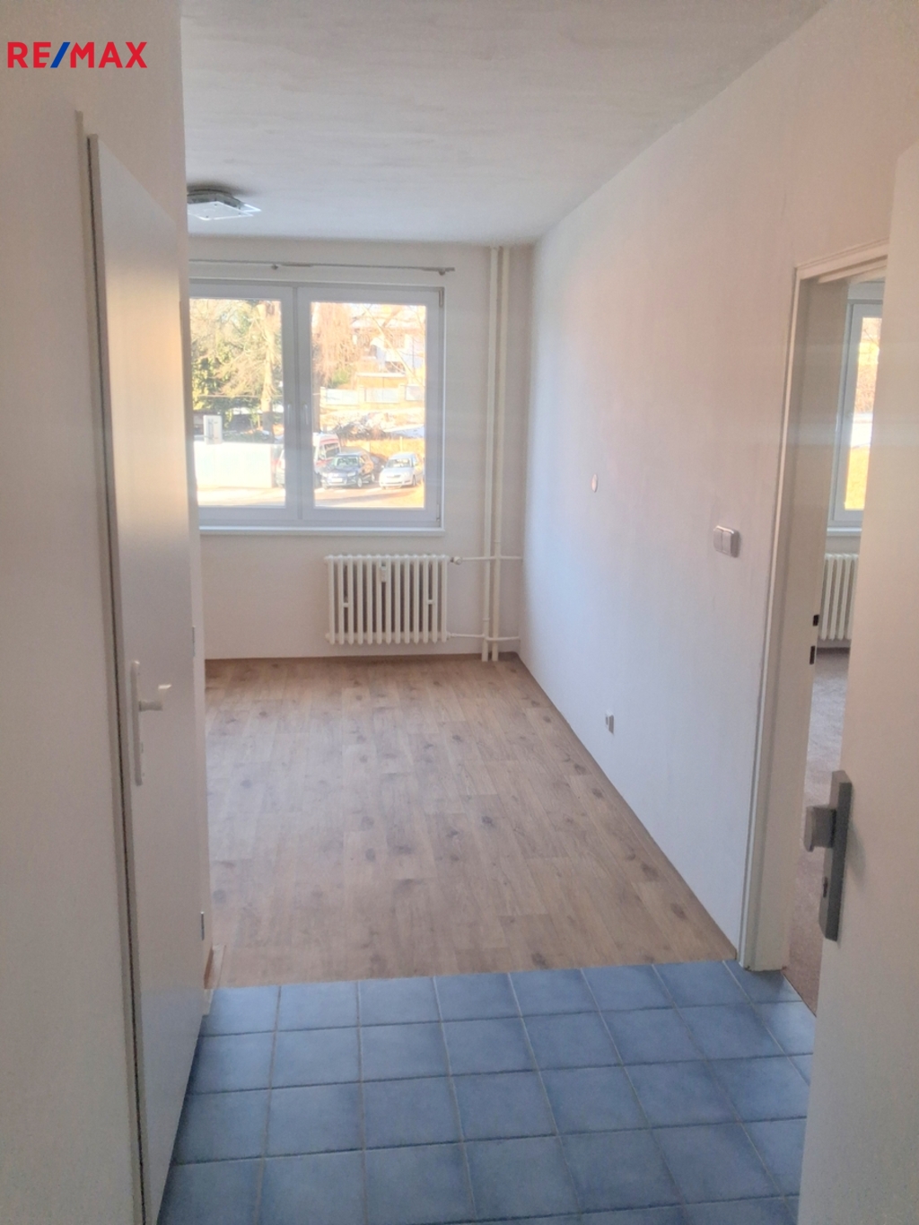 Chodba s přechodem do kuchyně