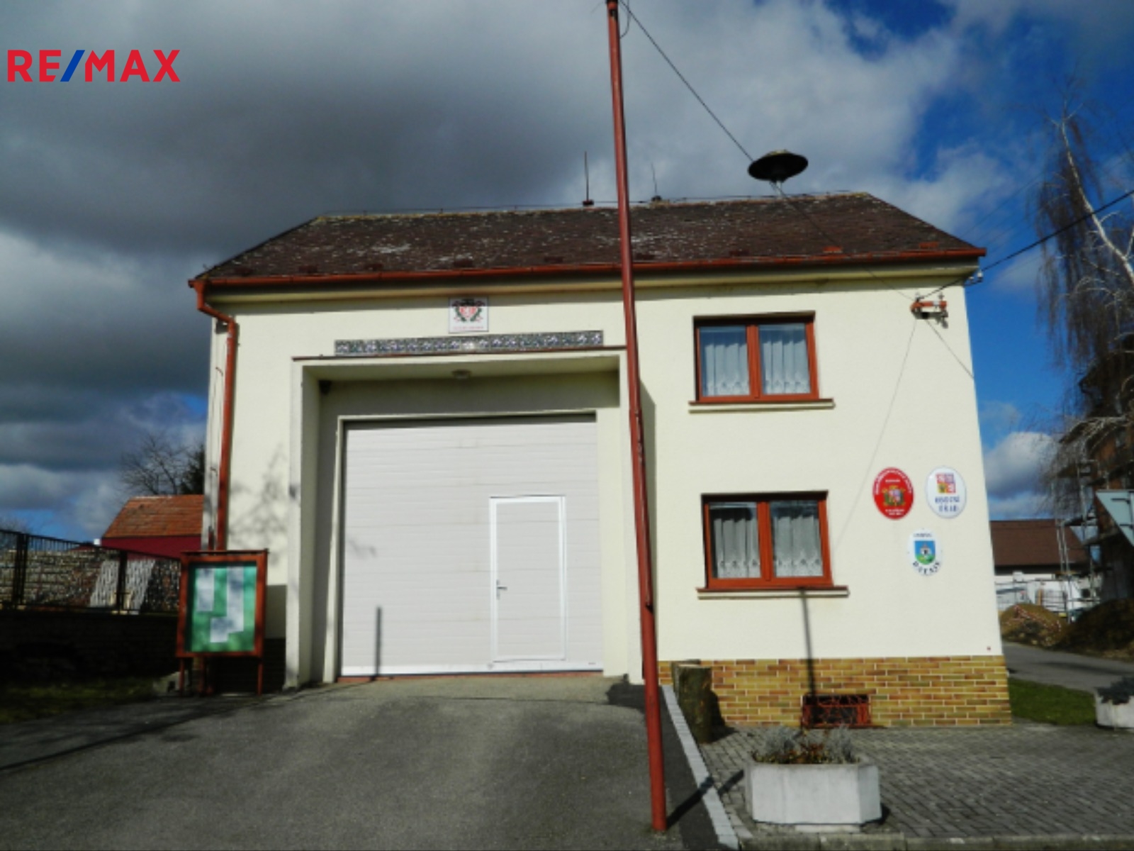 Hasičárna a obecní úřad v Ratajích.