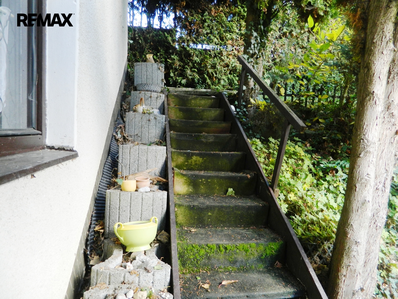 Schody k zadní části chaty.