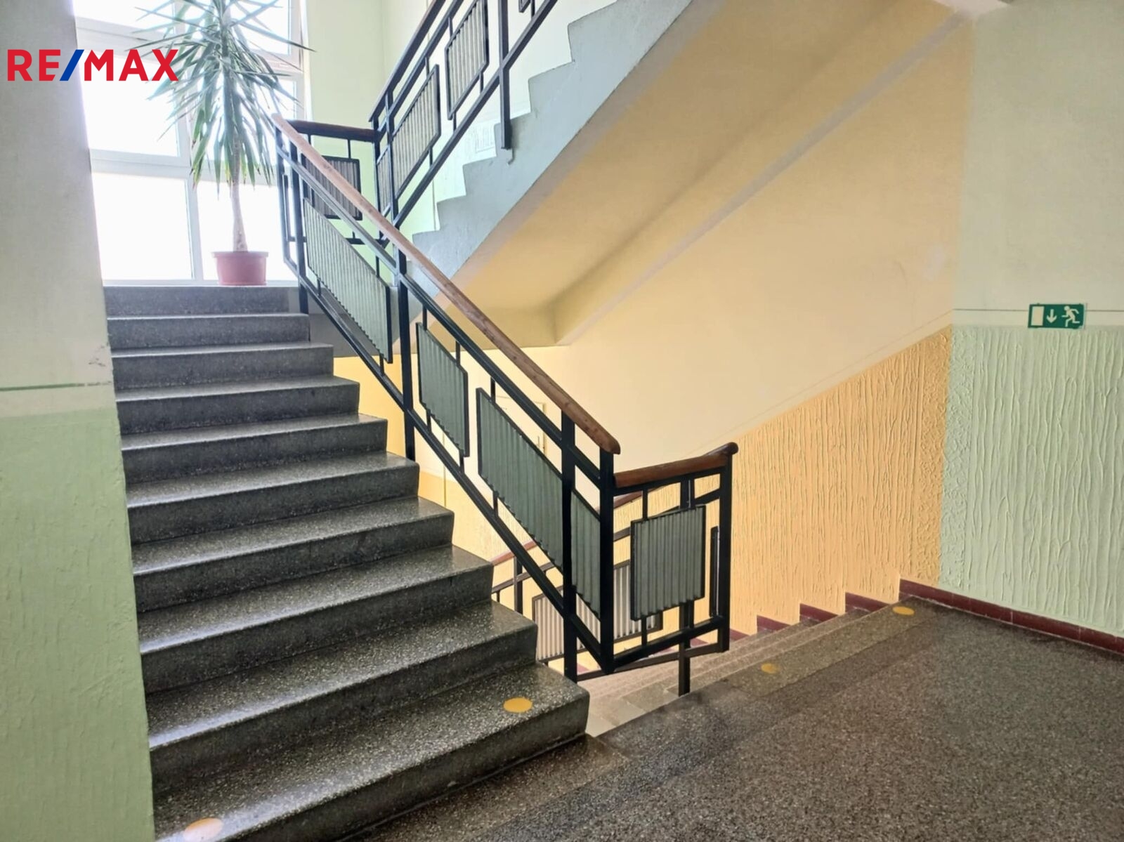 Schodiště ke kancelářím.