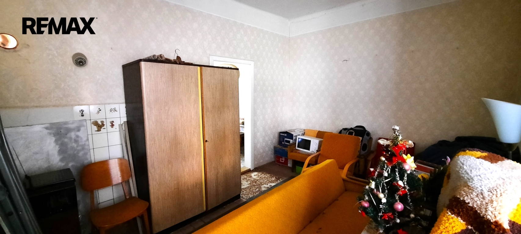 obývací pokoj vedle garáže