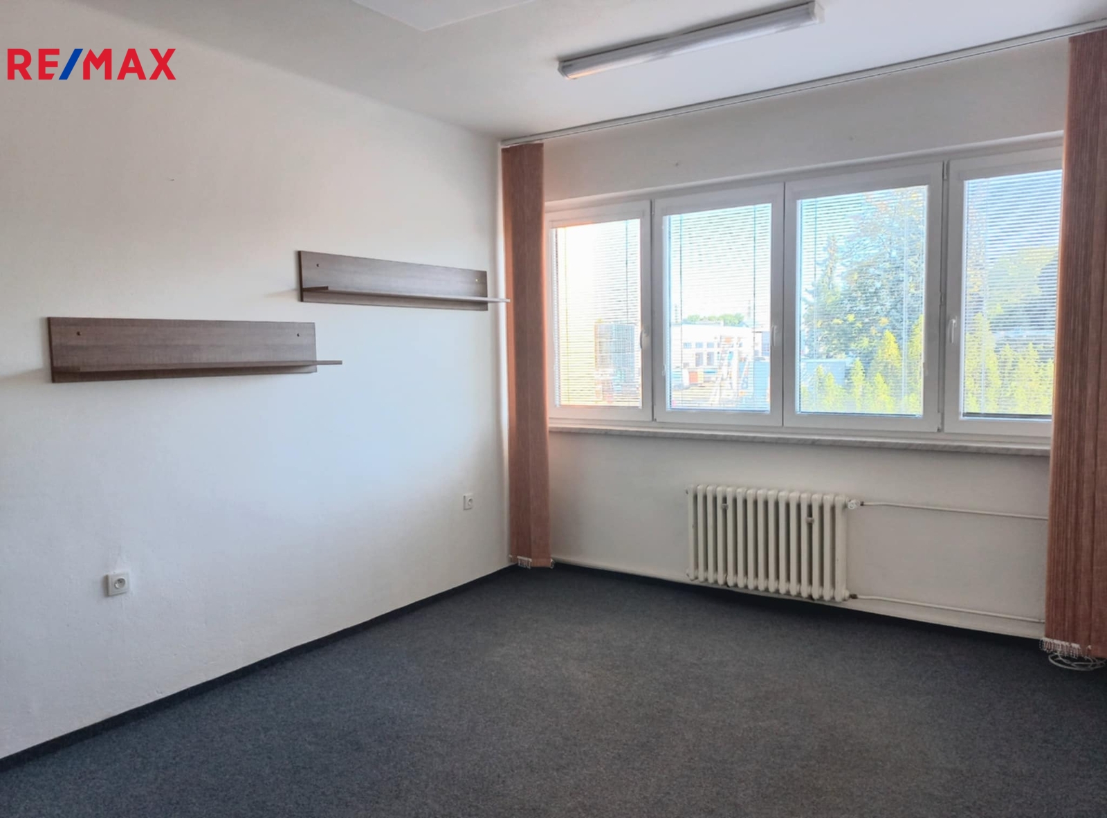 Kancelář do ulice má také 18m2.