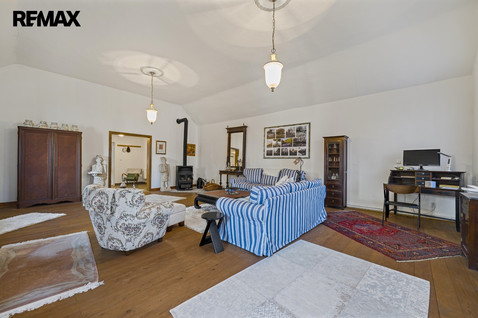 hlavní budova - obývací pokoj