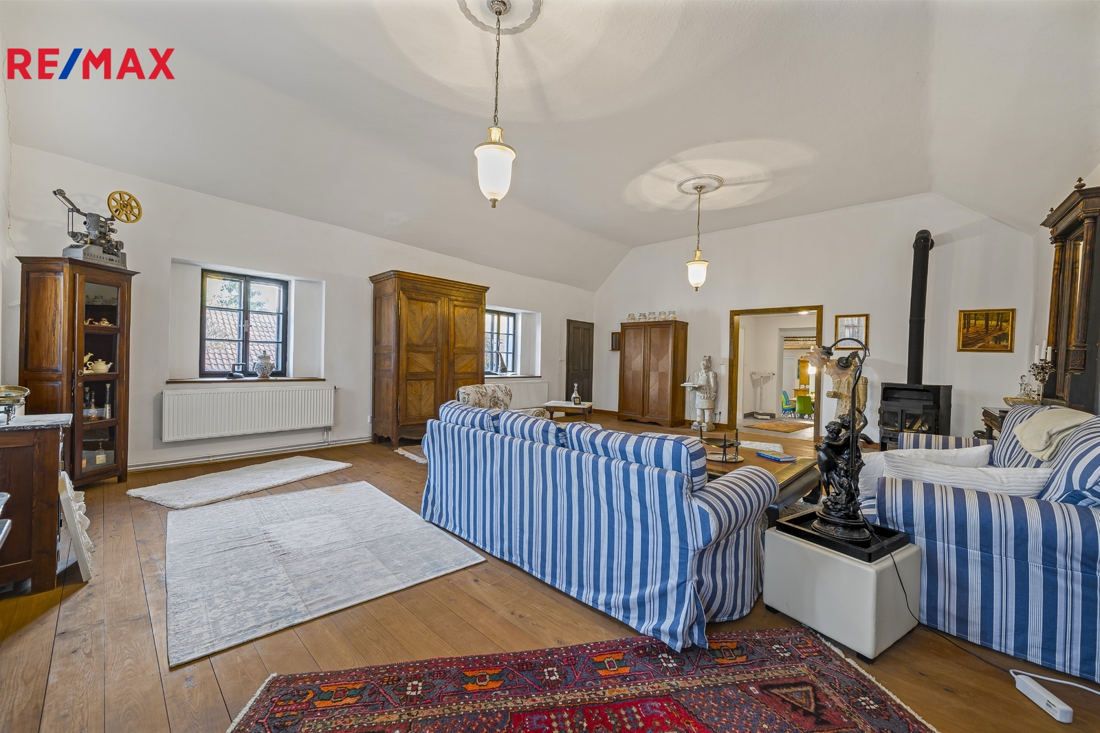 hlavní budova - obývací pokoj