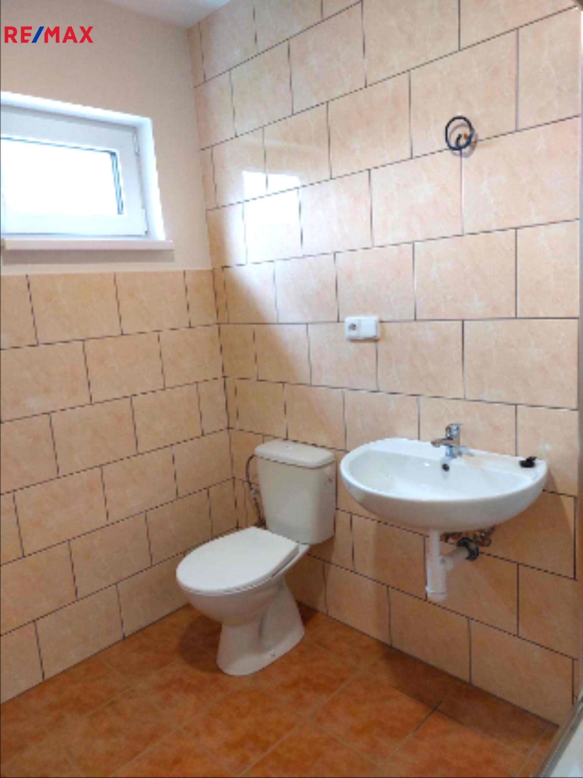 WC a koupelna se sprchovým koutem.