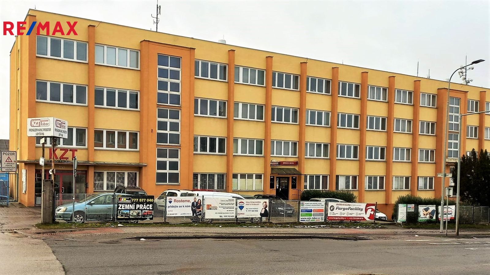 Průčelí budovy KZT s kancelářemi.