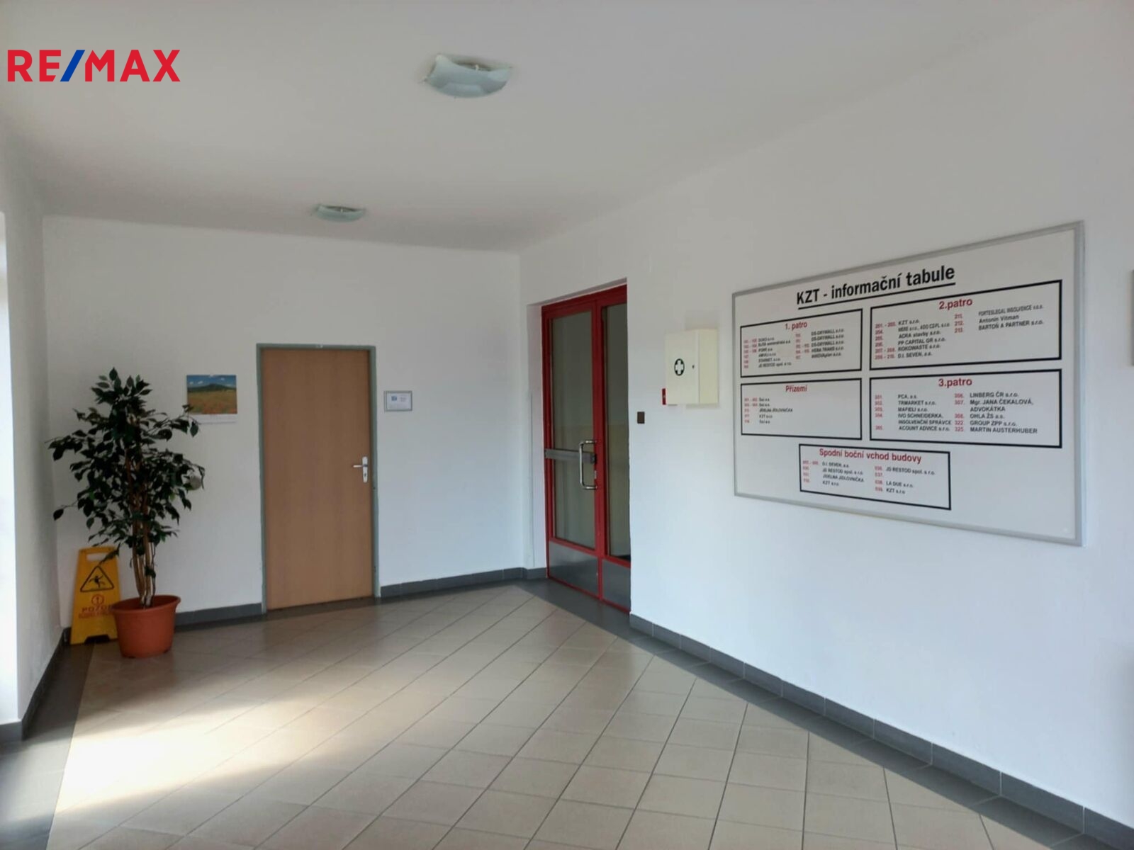 Vestibul budovy se sídly firem.