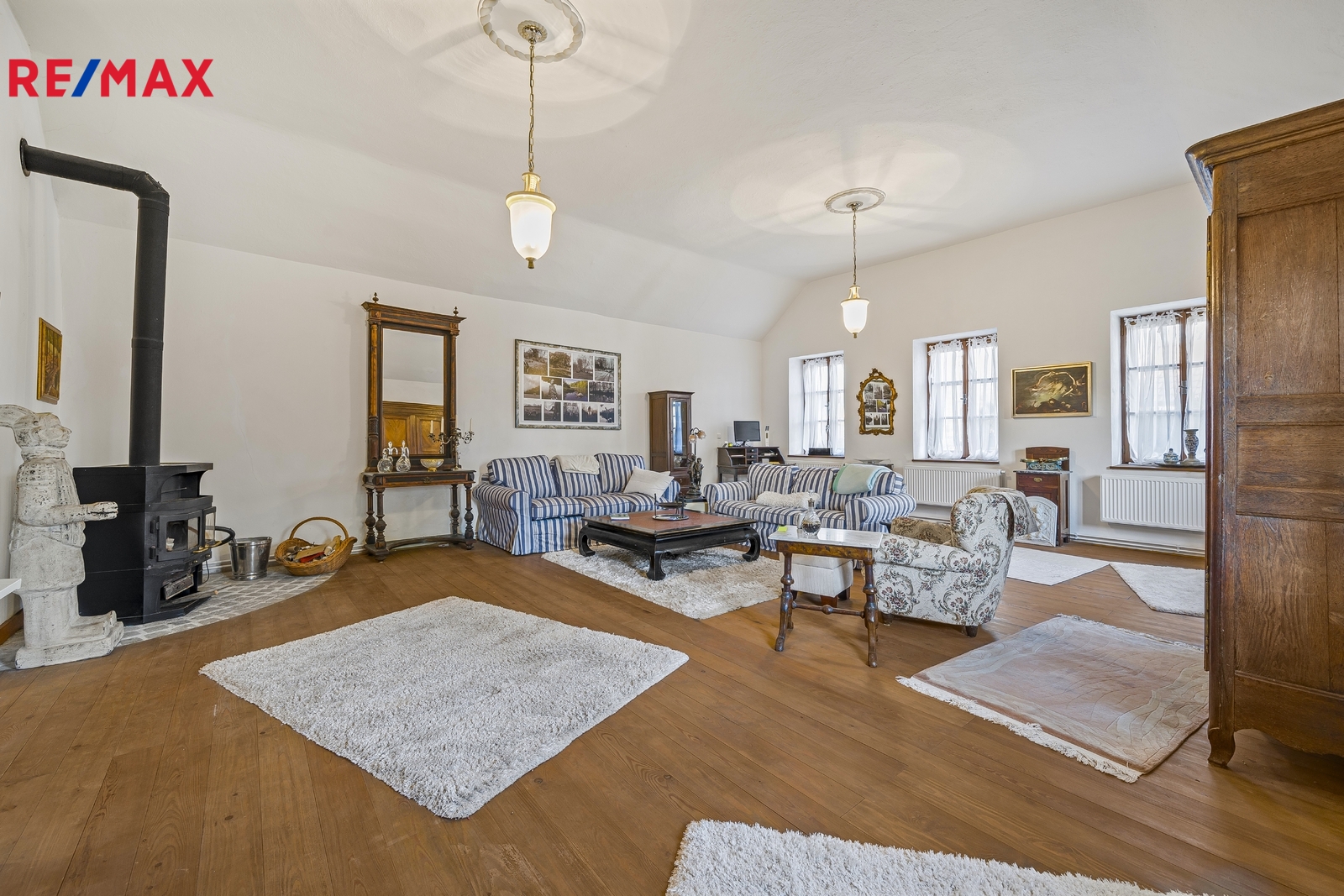 hlavní budova - obývací pokoj